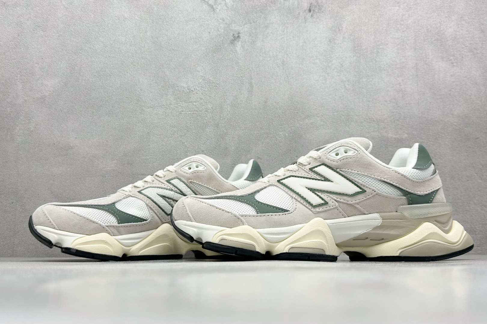 图片[5]-Joe Freshgoods x New Balance NB9060 联名款 复古休闲运动慢跑鞋 鞋款灵感源自设计师本人对夏日的怀日回忆。鞋面大身由空间双格及磨砂鞋面拼接而生，配以柔和、温暖的粉橘色调，夏日氛围拉满#采用大面积网眼以及麂皮材质覆盖鞋身，还原经典气质。搭载ABZORB避震科技，由泡沫聚酯制成，上脚可以有效减少由鞋底反弹对身体及双腿的冲击力 货号： U9060EEI 尺码：36 37 37.5 38 38.5 39.5 40 40.5 41.5 42 42.5 43 44 45-选品中心