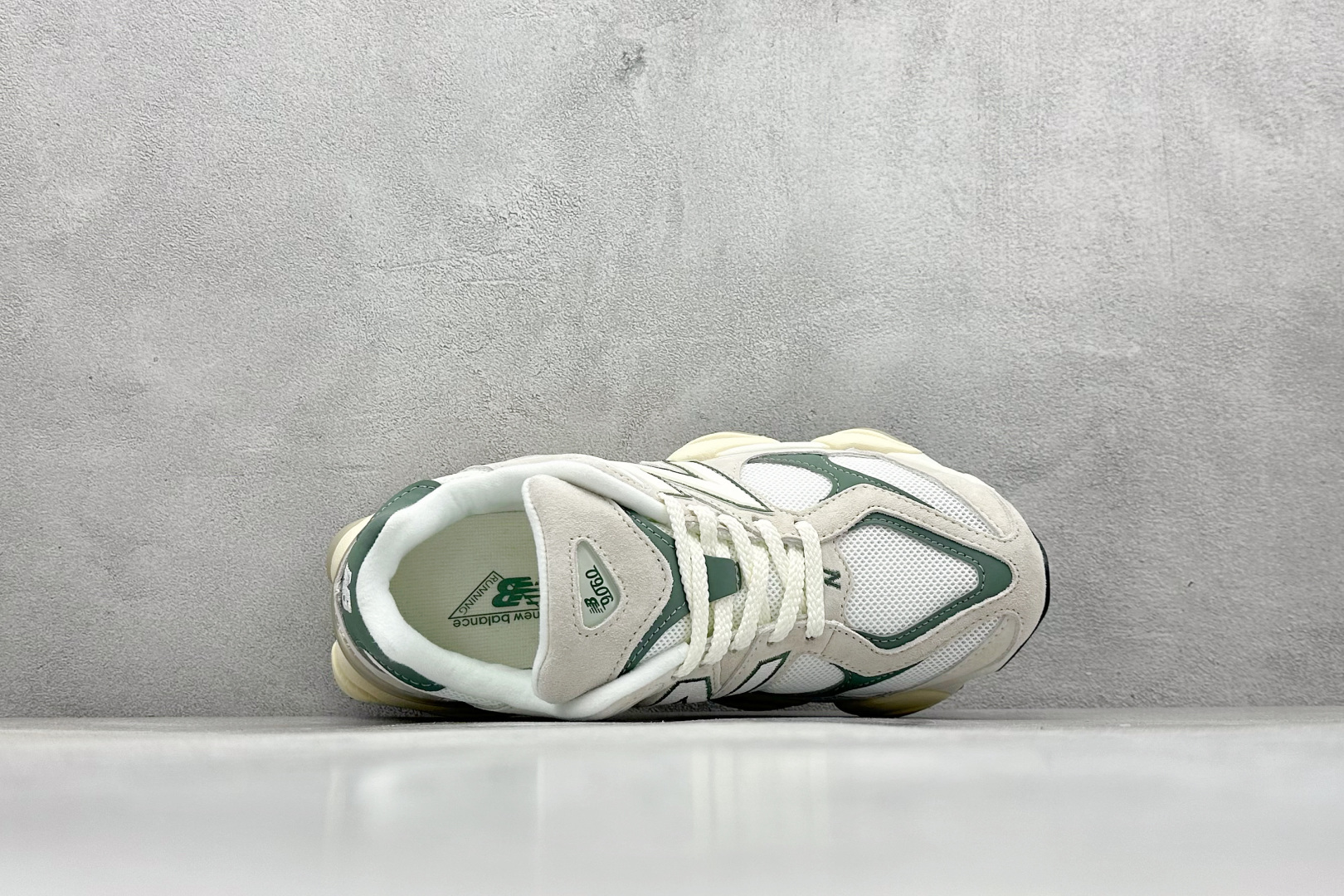 图片[3]-Joe Freshgoods x New Balance NB9060 联名款 复古休闲运动慢跑鞋 鞋款灵感源自设计师本人对夏日的怀日回忆。鞋面大身由空间双格及磨砂鞋面拼接而生，配以柔和、温暖的粉橘色调，夏日氛围拉满#采用大面积网眼以及麂皮材质覆盖鞋身，还原经典气质。搭载ABZORB避震科技，由泡沫聚酯制成，上脚可以有效减少由鞋底反弹对身体及双腿的冲击力 货号： U9060EEI 尺码：36 37 37.5 38 38.5 39.5 40 40.5 41.5 42 42.5 43 44 45-选品中心