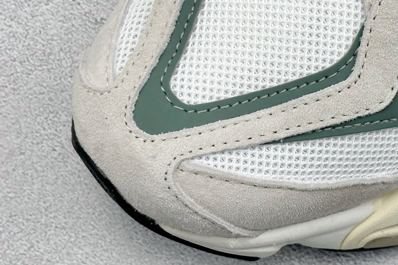 图片[7]-Joe Freshgoods x New Balance NB9060 联名款 复古休闲运动慢跑鞋 鞋款灵感源自设计师本人对夏日的怀日回忆。鞋面大身由空间双格及磨砂鞋面拼接而生，配以柔和、温暖的粉橘色调，夏日氛围拉满#采用大面积网眼以及麂皮材质覆盖鞋身，还原经典气质。搭载ABZORB避震科技，由泡沫聚酯制成，上脚可以有效减少由鞋底反弹对身体及双腿的冲击力 货号： U9060EEI 尺码：36 37 37.5 38 38.5 39.5 40 40.5 41.5 42 42.5 43 44 45-选品中心