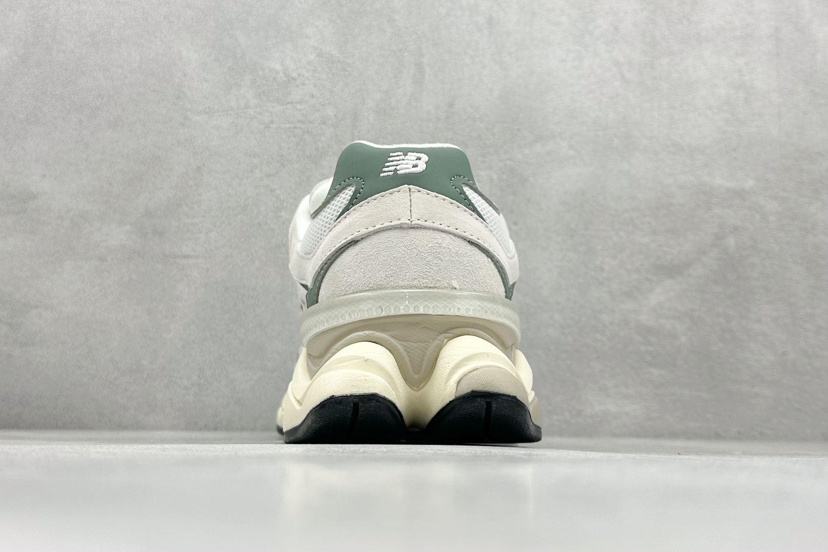 图片[6]-Joe Freshgoods x New Balance NB9060 联名款 复古休闲运动慢跑鞋 鞋款灵感源自设计师本人对夏日的怀日回忆。鞋面大身由空间双格及磨砂鞋面拼接而生，配以柔和、温暖的粉橘色调，夏日氛围拉满#采用大面积网眼以及麂皮材质覆盖鞋身，还原经典气质。搭载ABZORB避震科技，由泡沫聚酯制成，上脚可以有效减少由鞋底反弹对身体及双腿的冲击力 货号： U9060EEI 尺码：36 37 37.5 38 38.5 39.5 40 40.5 41.5 42 42.5 43 44 45-选品中心