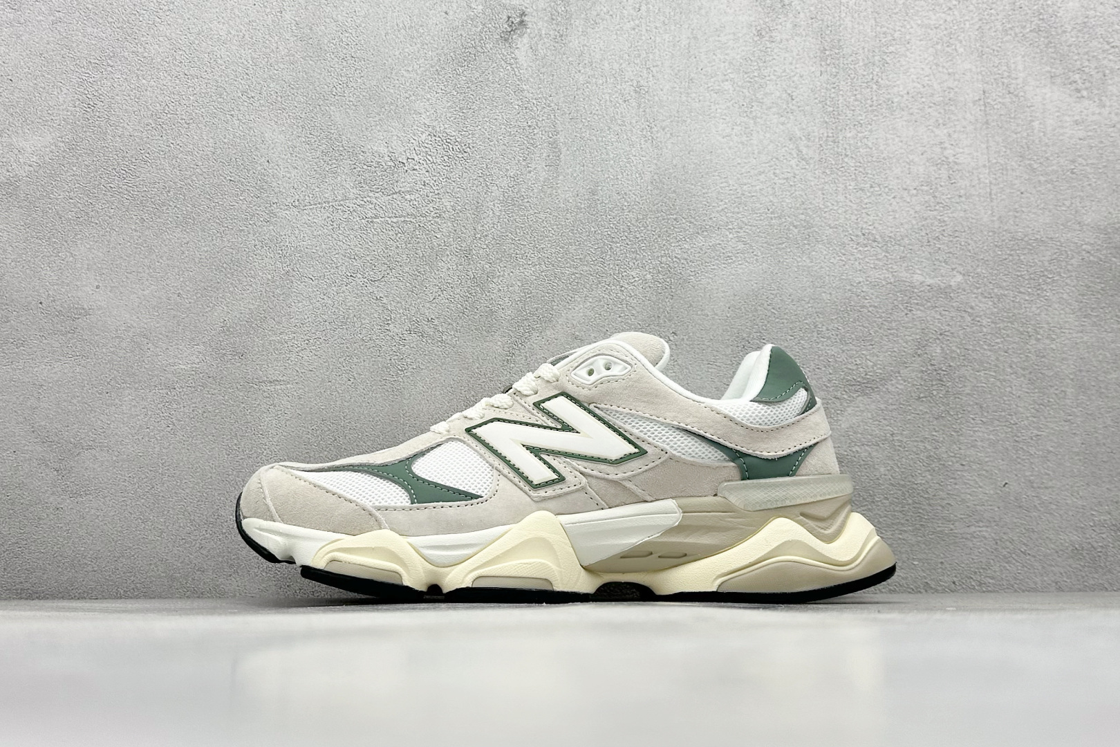 Joe Freshgoods x New Balance NB9060 联名款 复古休闲运动慢跑鞋 鞋款灵感源自设计师本人对夏日的怀日回忆。鞋面大身由空间双格及磨砂鞋面拼接而生，配以柔和、温暖的粉橘色调，夏日氛围拉满#采用大面积网眼以及麂皮材质覆盖鞋身，还原经典气质。搭载ABZORB避震科技，由泡沫聚酯制成，上脚可以有效减少由鞋底反弹对身体及双腿的冲击力 货号： U9060EEI 尺码：36 37 37.5 38 38.5 39.5 40 40.5 41.5 42 42.5 43 44 45-选品中心