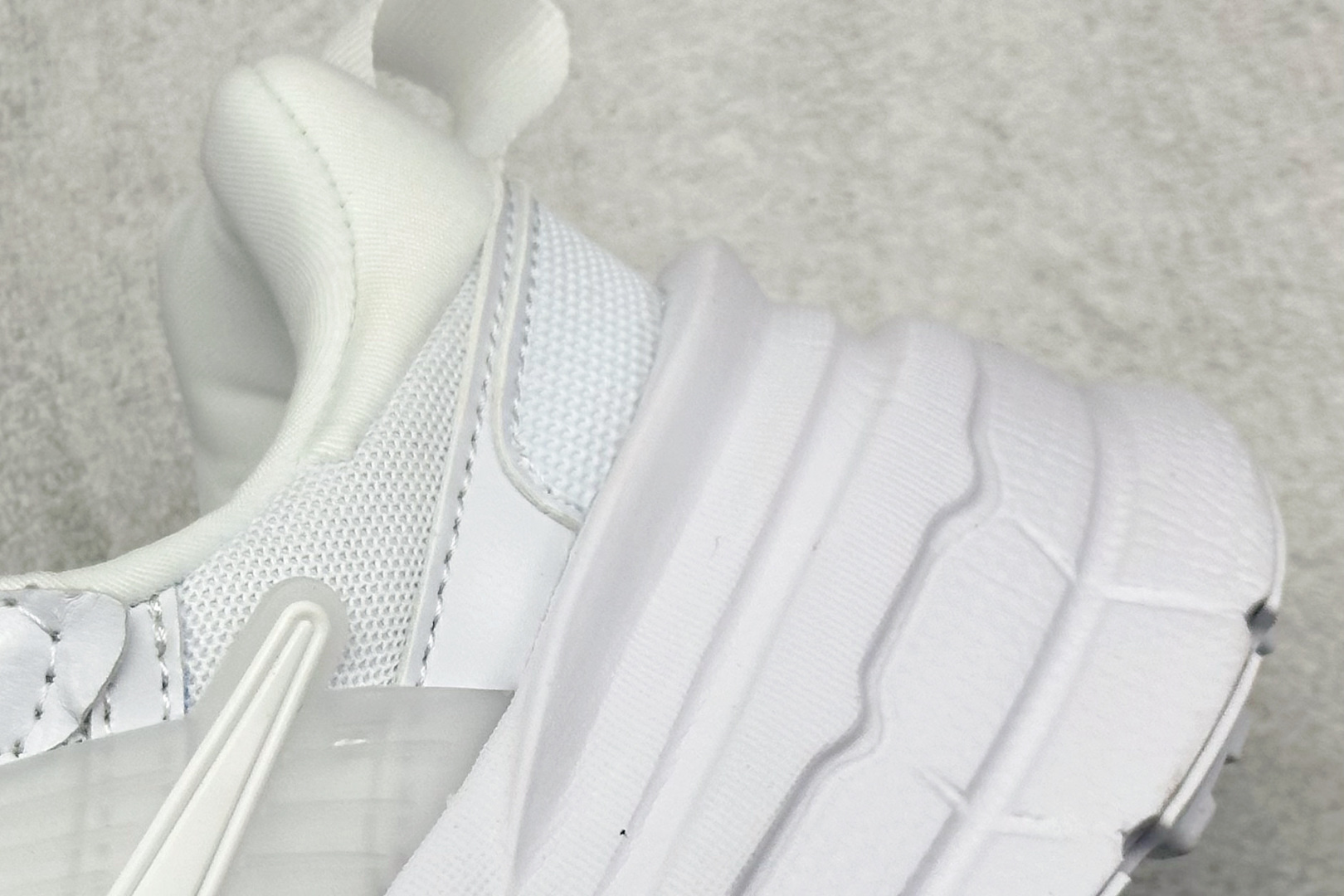 图片[9]-Nk V2K Runtekk Run 减震防滑复古低帮跑步鞋  #鞋款被命名为 Runtekk 设计上借鉴了 2000 年的跑鞋风格 简练又有复古运动气质 材质上使用大面积网眼、皮革、TPU 组成 支撑和透气性肯定不错 中底处由 Cushlon 泡绵打造 保证在压马路时可以提供优秀脚感 并通过一手做旧氧化效果突出复古感 中底造型很容易让大家联想到巴黎世家3XL 增高效果同样不能忽视 货号：FD0736-113  尺码：36 36.5 37.5 38 38.5 39 40 40.5 41 42 42.5 43 44 44.5 45-选品中心