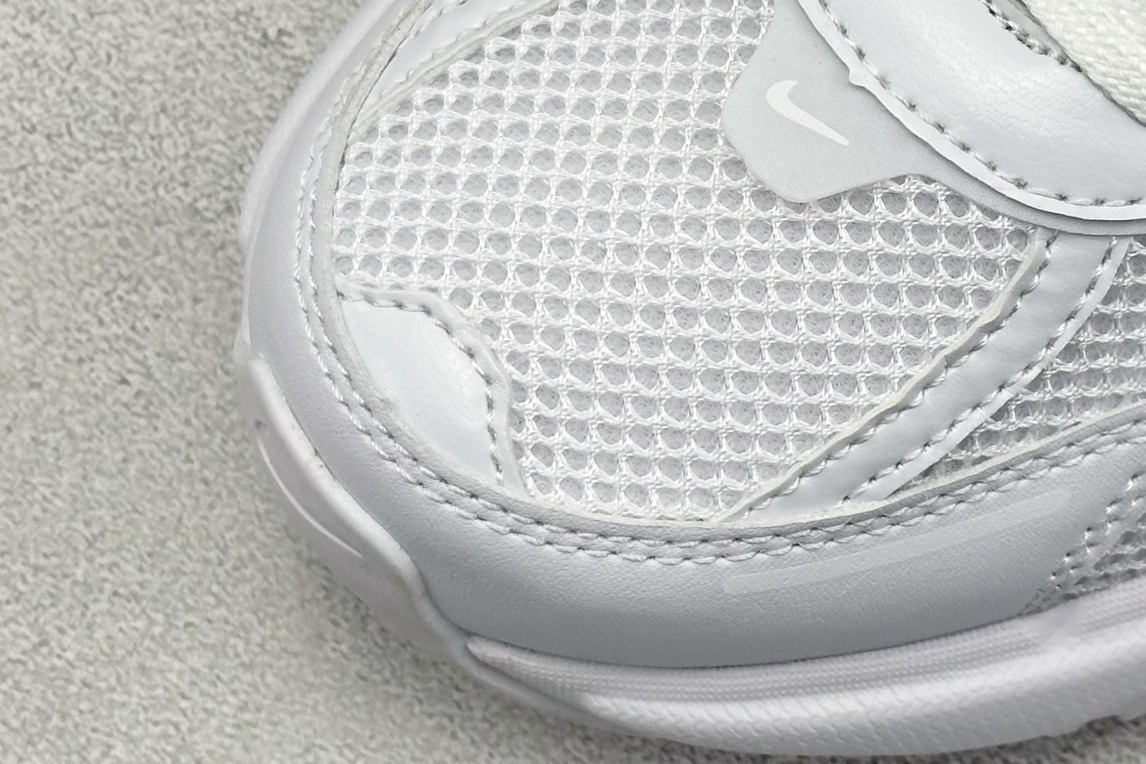 图片[7]-Nk V2K Runtekk Run 减震防滑复古低帮跑步鞋  #鞋款被命名为 Runtekk 设计上借鉴了 2000 年的跑鞋风格 简练又有复古运动气质 材质上使用大面积网眼、皮革、TPU 组成 支撑和透气性肯定不错 中底处由 Cushlon 泡绵打造 保证在压马路时可以提供优秀脚感 并通过一手做旧氧化效果突出复古感 中底造型很容易让大家联想到巴黎世家3XL 增高效果同样不能忽视 货号：FD0736-113  尺码：36 36.5 37.5 38 38.5 39 40 40.5 41 42 42.5 43 44 44.5 45-选品中心