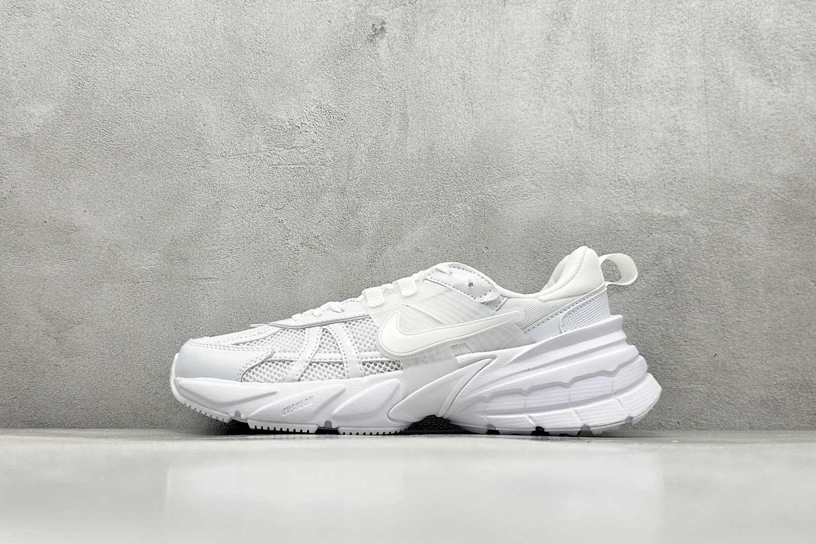 Nk V2K Runtekk Run 减震防滑复古低帮跑步鞋  #鞋款被命名为 Runtekk 设计上借鉴了 2000 年的跑鞋风格 简练又有复古运动气质 材质上使用大面积网眼、皮革、TPU 组成 支撑和透气性肯定不错 中底处由 Cushlon 泡绵打造 保证在压马路时可以提供优秀脚感 并通过一手做旧氧化效果突出复古感 中底造型很容易让大家联想到巴黎世家3XL 增高效果同样不能忽视 货号：FD0736-113  尺码：36 36.5 37.5 38 38.5 39 40 40.5 41 42 42.5 43 44 44.5 45-选品中心