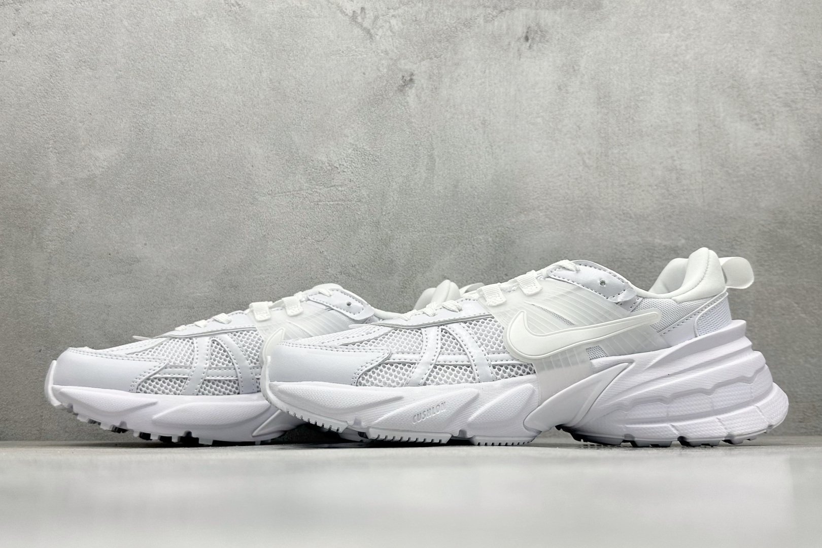 图片[5]-Nk V2K Runtekk Run 减震防滑复古低帮跑步鞋  #鞋款被命名为 Runtekk 设计上借鉴了 2000 年的跑鞋风格 简练又有复古运动气质 材质上使用大面积网眼、皮革、TPU 组成 支撑和透气性肯定不错 中底处由 Cushlon 泡绵打造 保证在压马路时可以提供优秀脚感 并通过一手做旧氧化效果突出复古感 中底造型很容易让大家联想到巴黎世家3XL 增高效果同样不能忽视 货号：FD0736-113  尺码：36 36.5 37.5 38 38.5 39 40 40.5 41 42 42.5 43 44 44.5 45-选品中心