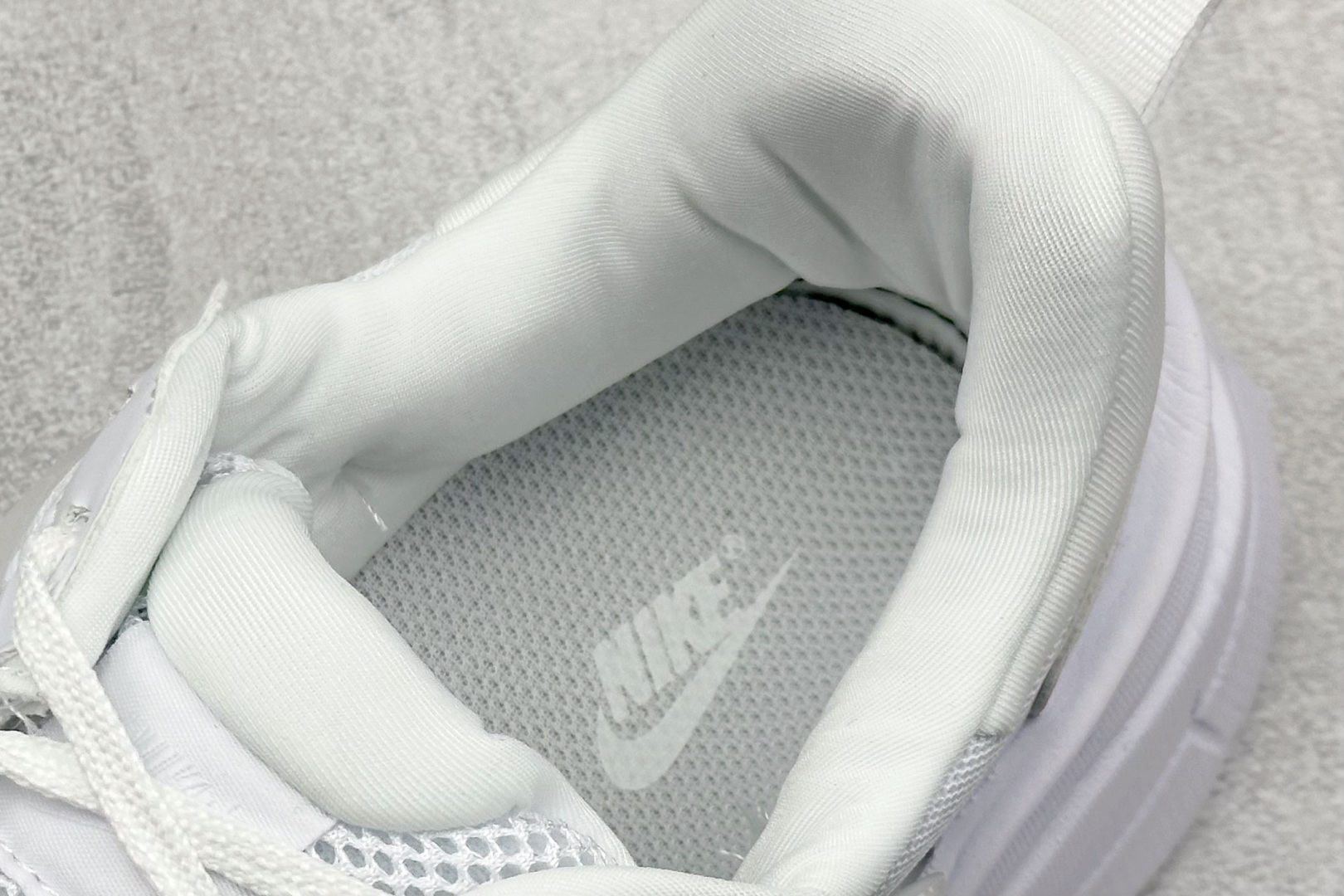 图片[8]-Nk V2K Runtekk Run 减震防滑复古低帮跑步鞋  #鞋款被命名为 Runtekk 设计上借鉴了 2000 年的跑鞋风格 简练又有复古运动气质 材质上使用大面积网眼、皮革、TPU 组成 支撑和透气性肯定不错 中底处由 Cushlon 泡绵打造 保证在压马路时可以提供优秀脚感 并通过一手做旧氧化效果突出复古感 中底造型很容易让大家联想到巴黎世家3XL 增高效果同样不能忽视 货号：FD0736-113  尺码：36 36.5 37.5 38 38.5 39 40 40.5 41 42 42.5 43 44 44.5 45-选品中心