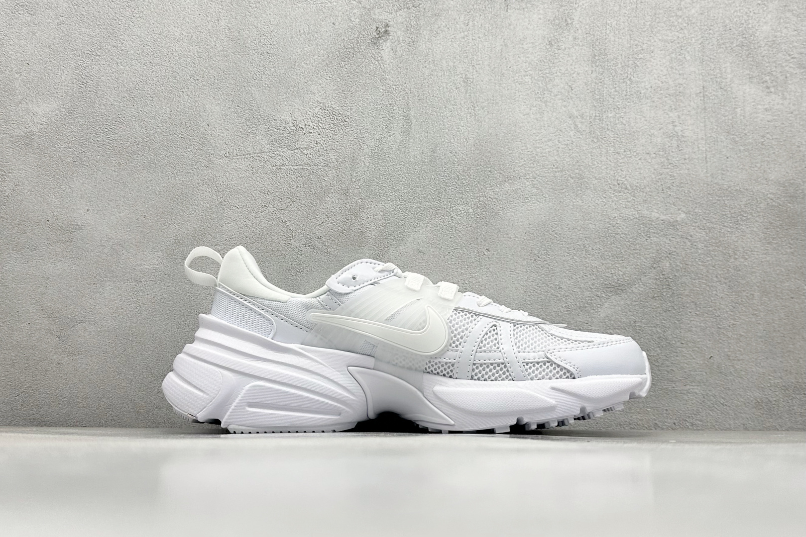 图片[2]-Nk V2K Runtekk Run 减震防滑复古低帮跑步鞋  #鞋款被命名为 Runtekk 设计上借鉴了 2000 年的跑鞋风格 简练又有复古运动气质 材质上使用大面积网眼、皮革、TPU 组成 支撑和透气性肯定不错 中底处由 Cushlon 泡绵打造 保证在压马路时可以提供优秀脚感 并通过一手做旧氧化效果突出复古感 中底造型很容易让大家联想到巴黎世家3XL 增高效果同样不能忽视 货号：FD0736-113  尺码：36 36.5 37.5 38 38.5 39 40 40.5 41 42 42.5 43 44 44.5 45-选品中心