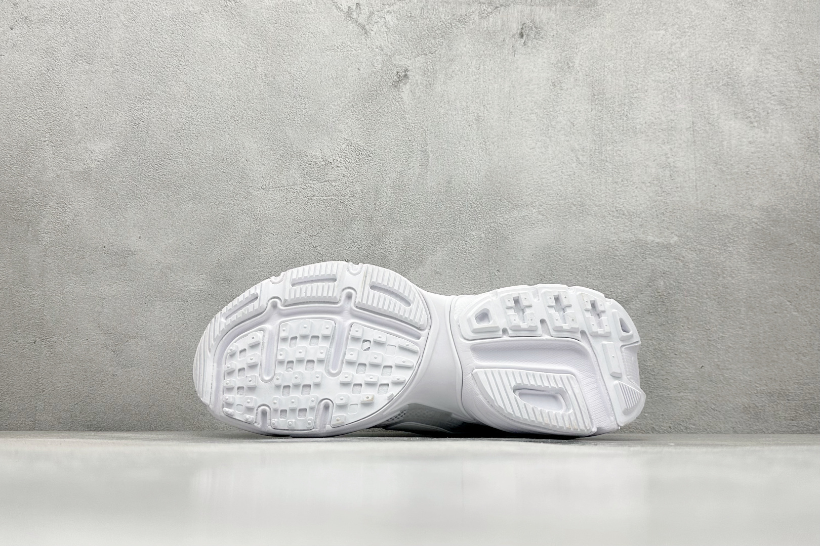 图片[4]-Nk V2K Runtekk Run 减震防滑复古低帮跑步鞋  #鞋款被命名为 Runtekk 设计上借鉴了 2000 年的跑鞋风格 简练又有复古运动气质 材质上使用大面积网眼、皮革、TPU 组成 支撑和透气性肯定不错 中底处由 Cushlon 泡绵打造 保证在压马路时可以提供优秀脚感 并通过一手做旧氧化效果突出复古感 中底造型很容易让大家联想到巴黎世家3XL 增高效果同样不能忽视 货号：FD0736-113  尺码：36 36.5 37.5 38 38.5 39 40 40.5 41 42 42.5 43 44 44.5 45-选品中心