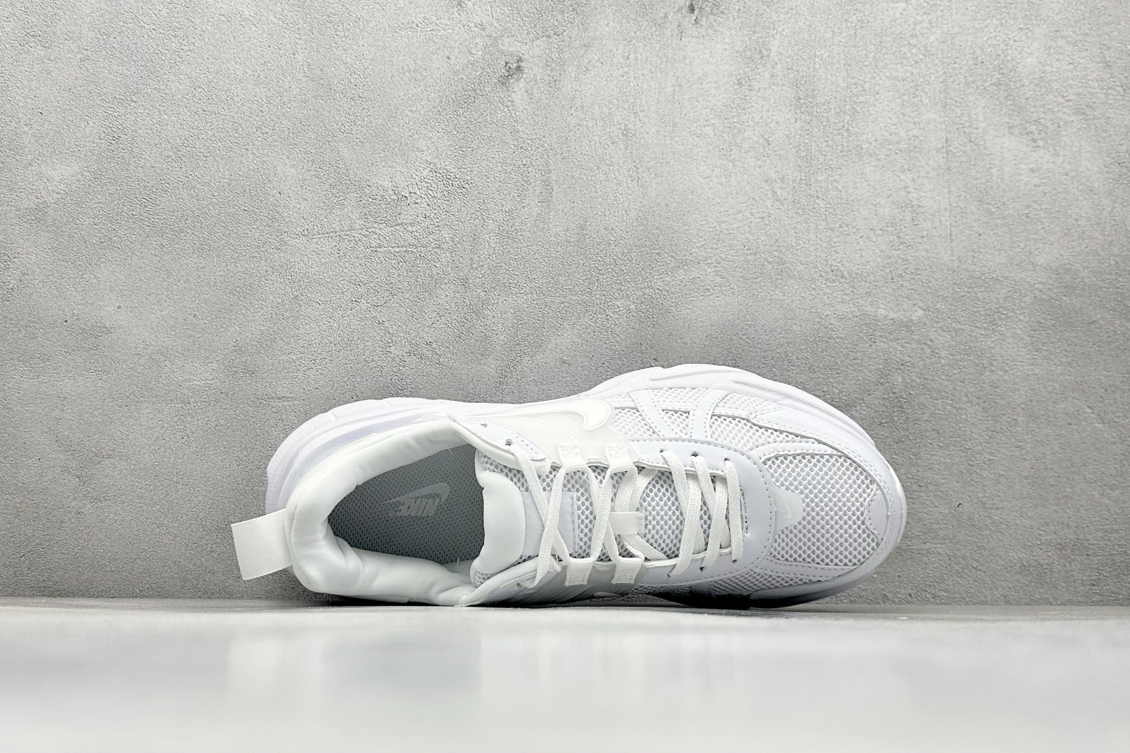 图片[3]-Nk V2K Runtekk Run 减震防滑复古低帮跑步鞋  #鞋款被命名为 Runtekk 设计上借鉴了 2000 年的跑鞋风格 简练又有复古运动气质 材质上使用大面积网眼、皮革、TPU 组成 支撑和透气性肯定不错 中底处由 Cushlon 泡绵打造 保证在压马路时可以提供优秀脚感 并通过一手做旧氧化效果突出复古感 中底造型很容易让大家联想到巴黎世家3XL 增高效果同样不能忽视 货号：FD0736-113  尺码：36 36.5 37.5 38 38.5 39 40 40.5 41 42 42.5 43 44 44.5 45-选品中心