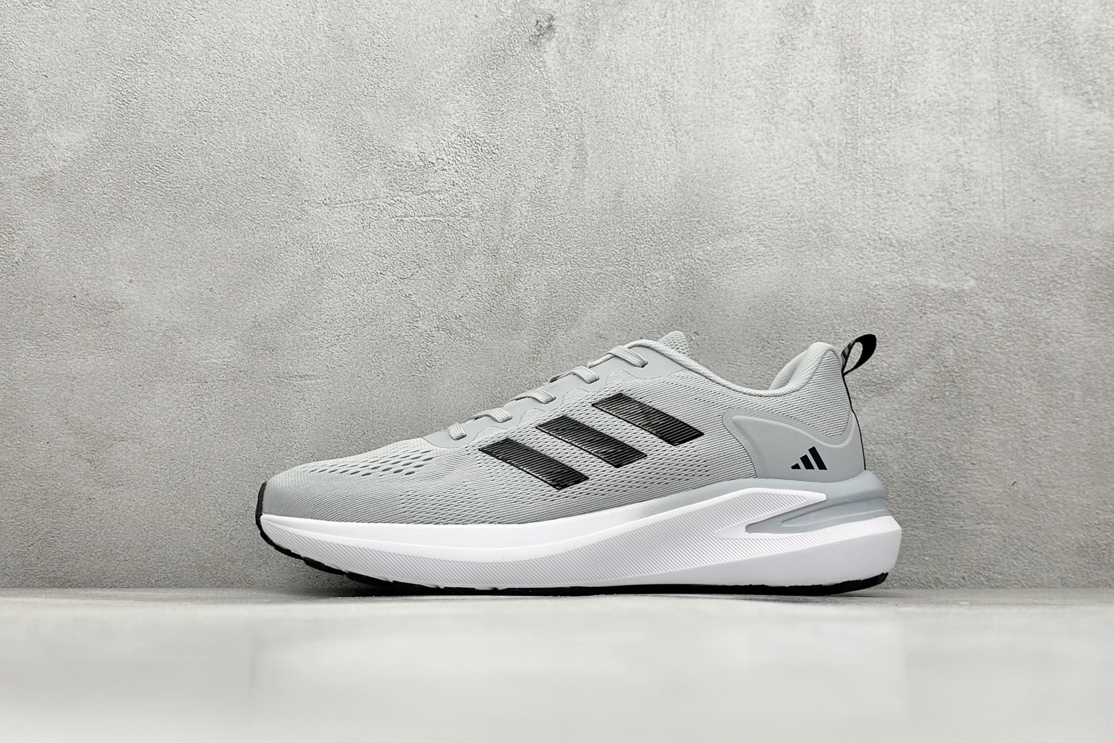 AD Supernova Rise 阿迪全新休闲轻跑鞋 款鞋采用了Dreamstrike+ 中底 将缓冲材质与柔软的织物相结合 以最大限度地减少刺激性摩擦和慢跑后水泡的可能性 在美学方面 Supernova Rise 从自然和生物中汲取灵感 如深色底色和半绿色细节 货号：D68965 尺码：40-45-选品中心