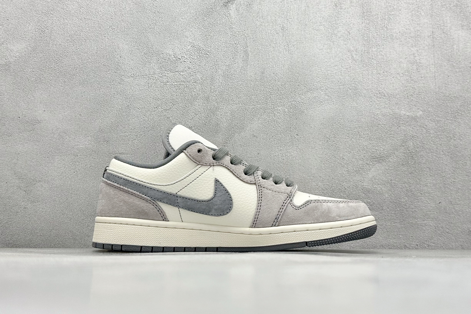 图片[2]-Air Jordan 1 Retro Low x Stussy x Supreme 白灰小钩 官方同步新色 原装级产物 拒绝公底 立体鞋型 细节完美 高清洁度 购置公司同步原材料 原汁原味 忠于原版 货号：SJ9950 053 尺码：36 36.5 37.5 38 38.5 39 40 40.5 41 42 42.5 43 44 44.5 45-选品中心