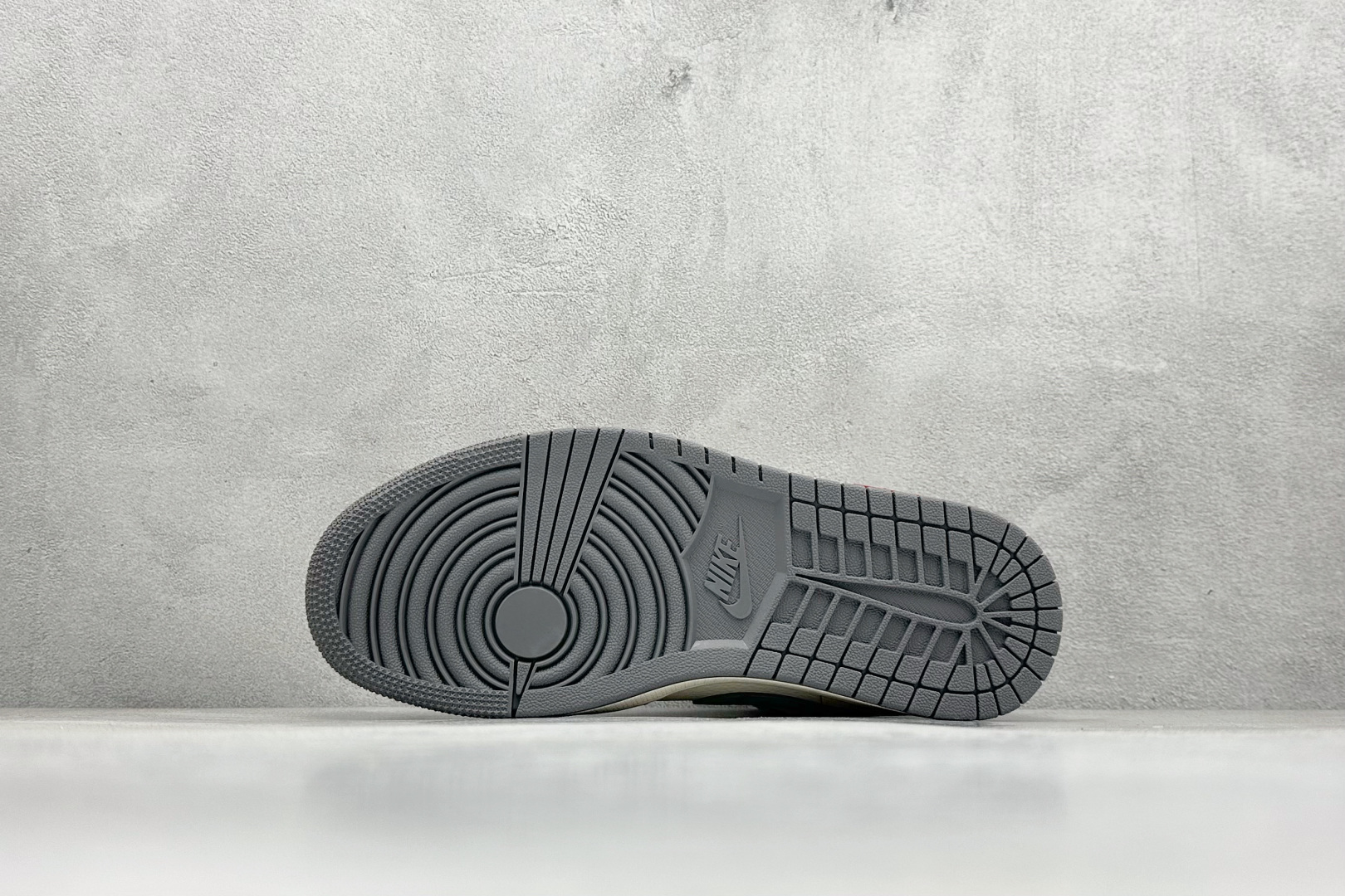 图片[4]-Air Jordan 1 Retro Low x Stussy x Supreme 白灰小钩 官方同步新色 原装级产物 拒绝公底 立体鞋型 细节完美 高清洁度 购置公司同步原材料 原汁原味 忠于原版 货号：SJ9950 053 尺码：36 36.5 37.5 38 38.5 39 40 40.5 41 42 42.5 43 44 44.5 45-选品中心