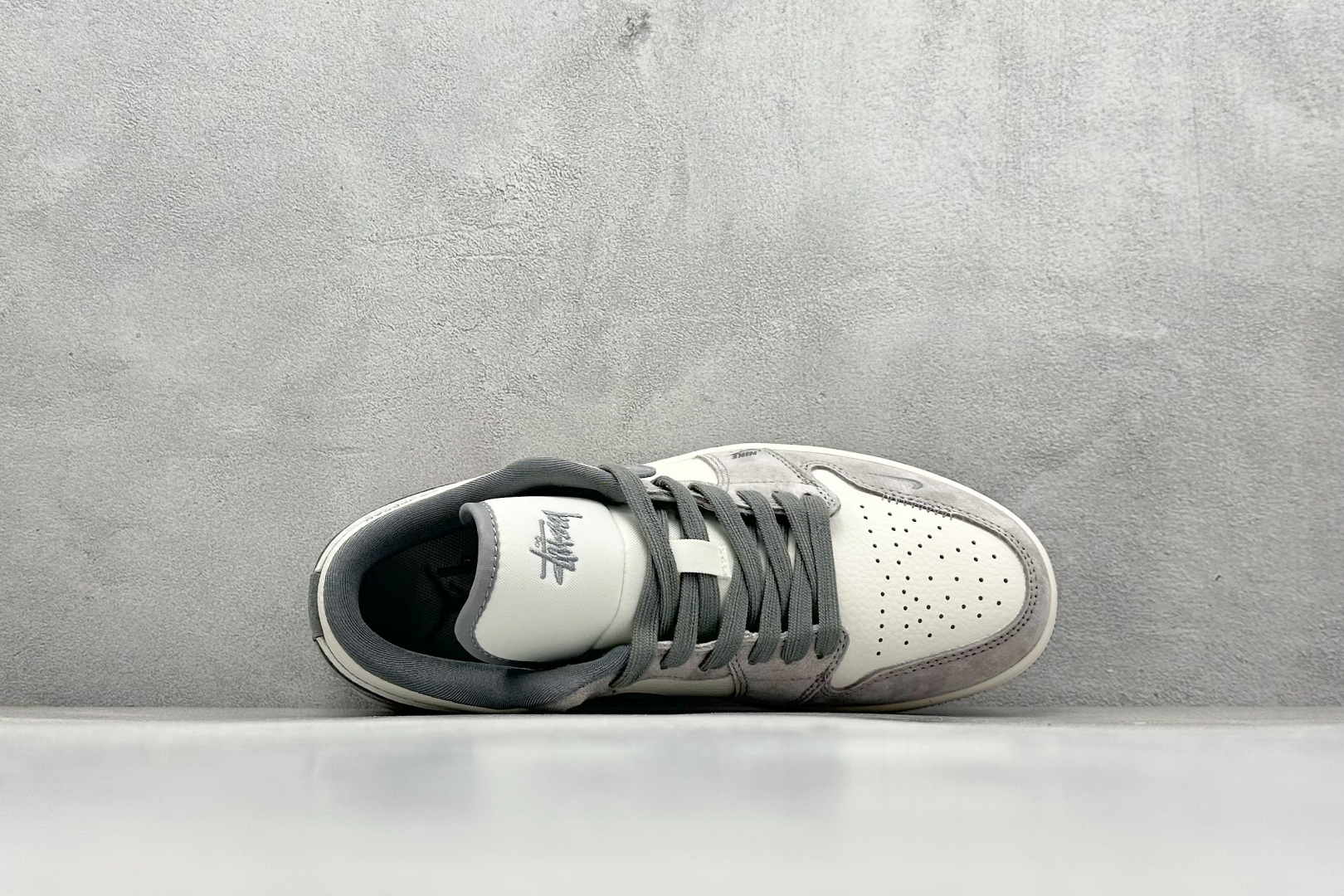 图片[3]-Air Jordan 1 Retro Low x Stussy x Supreme 白灰小钩 官方同步新色 原装级产物 拒绝公底 立体鞋型 细节完美 高清洁度 购置公司同步原材料 原汁原味 忠于原版 货号：SJ9950 053 尺码：36 36.5 37.5 38 38.5 39 40 40.5 41 42 42.5 43 44 44.5 45-选品中心