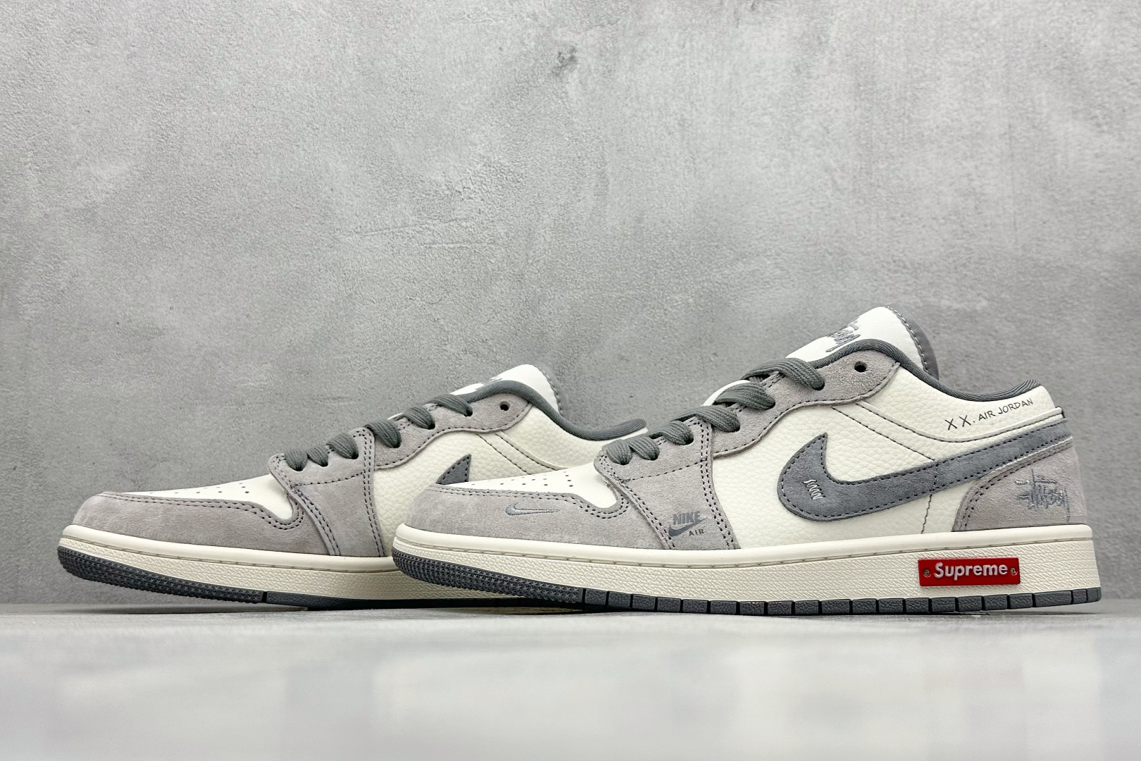 图片[5]-Air Jordan 1 Retro Low x Stussy x Supreme 白灰小钩 官方同步新色 原装级产物 拒绝公底 立体鞋型 细节完美 高清洁度 购置公司同步原材料 原汁原味 忠于原版 货号：SJ9950 053 尺码：36 36.5 37.5 38 38.5 39 40 40.5 41 42 42.5 43 44 44.5 45-选品中心