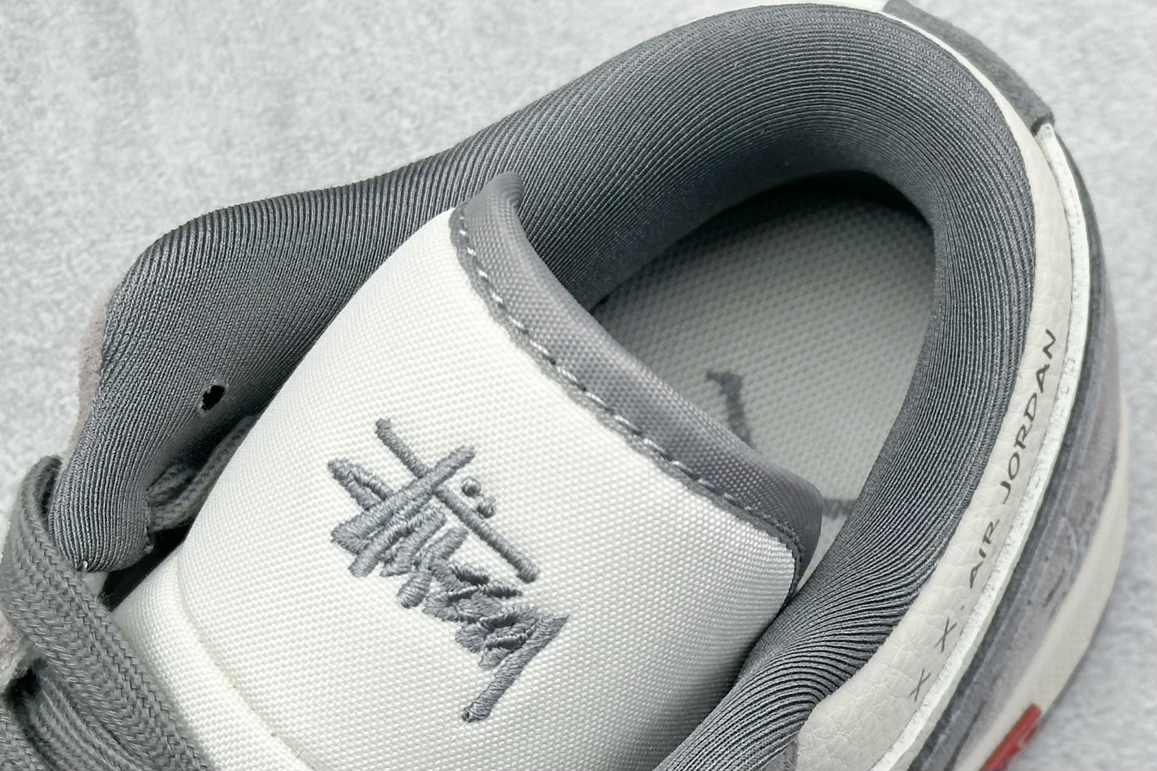 图片[8]-Air Jordan 1 Retro Low x Stussy x Supreme 白灰小钩 官方同步新色 原装级产物 拒绝公底 立体鞋型 细节完美 高清洁度 购置公司同步原材料 原汁原味 忠于原版 货号：SJ9950 053 尺码：36 36.5 37.5 38 38.5 39 40 40.5 41 42 42.5 43 44 44.5 45-选品中心