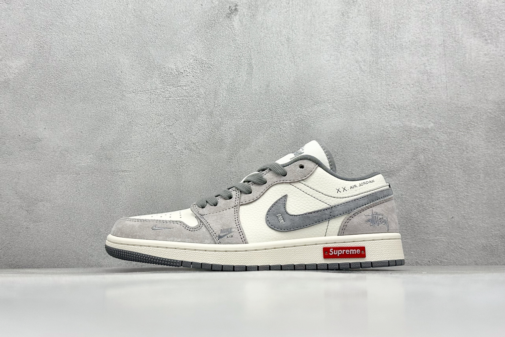 Air Jordan 1 Retro Low x Stussy x Supreme 白灰小钩 官方同步新色 原装级产物 拒绝公底 立体鞋型 细节完美 高清洁度 购置公司同步原材料 原汁原味 忠于原版 货号：SJ9950 053 尺码：36 36.5 37.5 38 38.5 39 40 40.5 41 42 42.5 43 44 44.5 45-选品中心