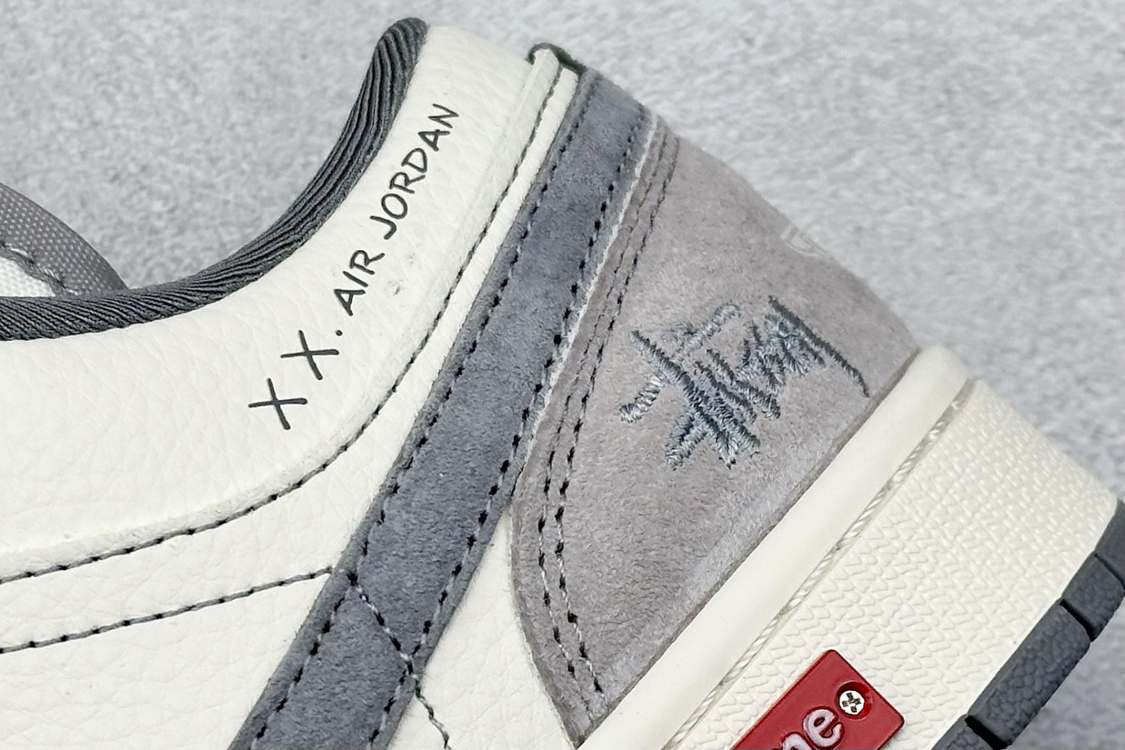 图片[9]-Air Jordan 1 Retro Low x Stussy x Supreme 白灰小钩 官方同步新色 原装级产物 拒绝公底 立体鞋型 细节完美 高清洁度 购置公司同步原材料 原汁原味 忠于原版 货号：SJ9950 053 尺码：36 36.5 37.5 38 38.5 39 40 40.5 41 42 42.5 43 44 44.5 45-选品中心