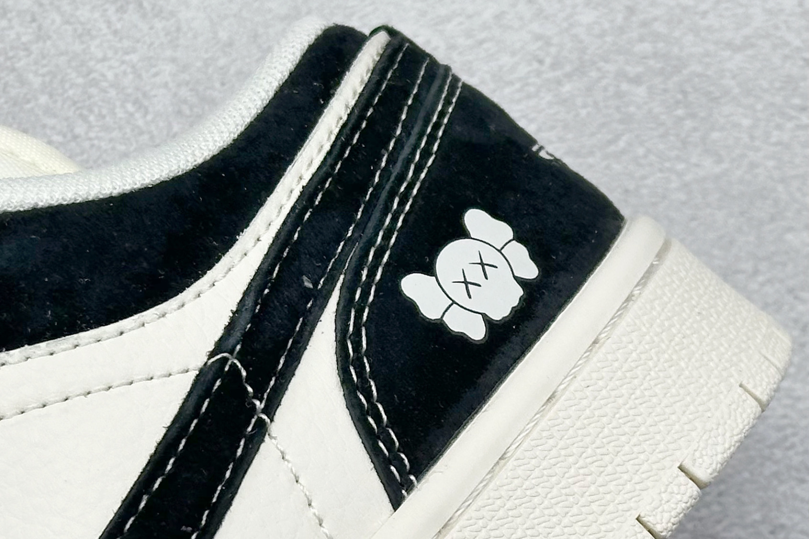 图片[9]-Air Jordan 1 Low AJ1 乔1 暴力熊联名-黑白米底 高端定制 低帮复古篮球鞋  #定制鞋盒 大厂纯原品质出货 超高清洁度 皮料切割干净无任何毛边 细节完美   货号：SJ9950-038 尺码：36 36.5 37.5 38 38.5 39 40 40.5 41 42 42.5 43 44 44.5 45-选品中心