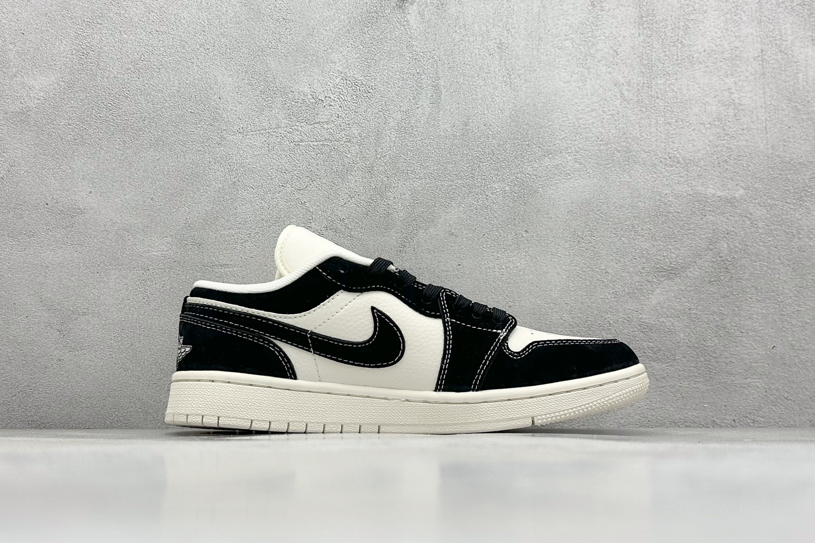 图片[2]-Air Jordan 1 Low AJ1 乔1 暴力熊联名-黑白米底 高端定制 低帮复古篮球鞋  #定制鞋盒 大厂纯原品质出货 超高清洁度 皮料切割干净无任何毛边 细节完美   货号：SJ9950-038 尺码：36 36.5 37.5 38 38.5 39 40 40.5 41 42 42.5 43 44 44.5 45-选品中心
