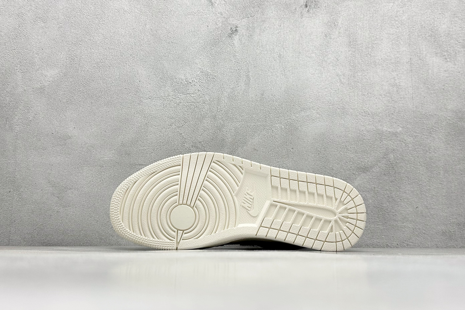 图片[4]-Air Jordan 1 Low AJ1 乔1 暴力熊联名-黑白米底 高端定制 低帮复古篮球鞋  #定制鞋盒 大厂纯原品质出货 超高清洁度 皮料切割干净无任何毛边 细节完美   货号：SJ9950-038 尺码：36 36.5 37.5 38 38.5 39 40 40.5 41 42 42.5 43 44 44.5 45-选品中心