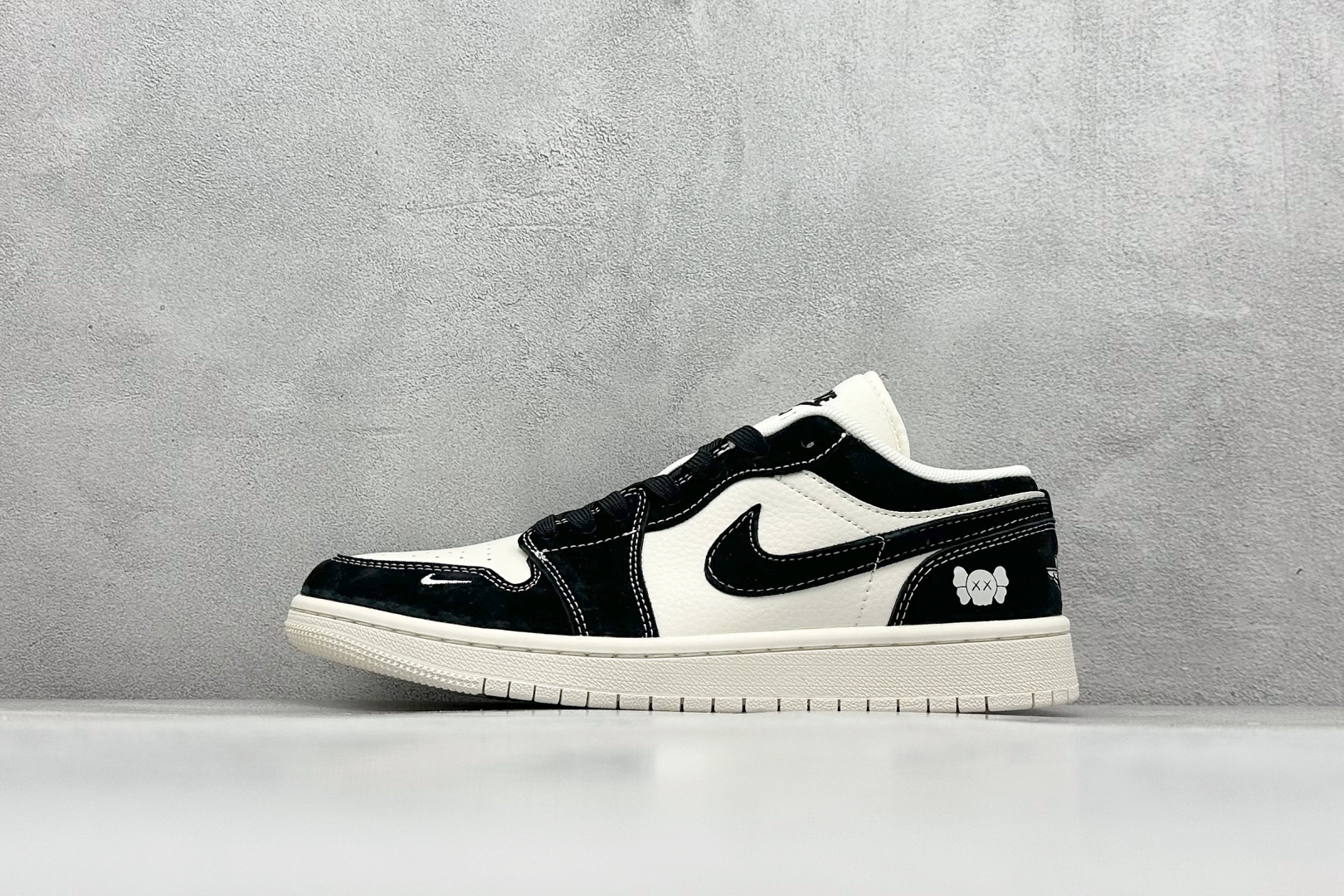 Air Jordan 1 Low AJ1 乔1 暴力熊联名-黑白米底 高端定制 低帮复古篮球鞋  #定制鞋盒 大厂纯原品质出货 超高清洁度 皮料切割干净无任何毛边 细节完美   货号：SJ9950-038 尺码：36 36.5 37.5 38 38.5 39 40 40.5 41 42 42.5 43 44 44.5 45-选品中心