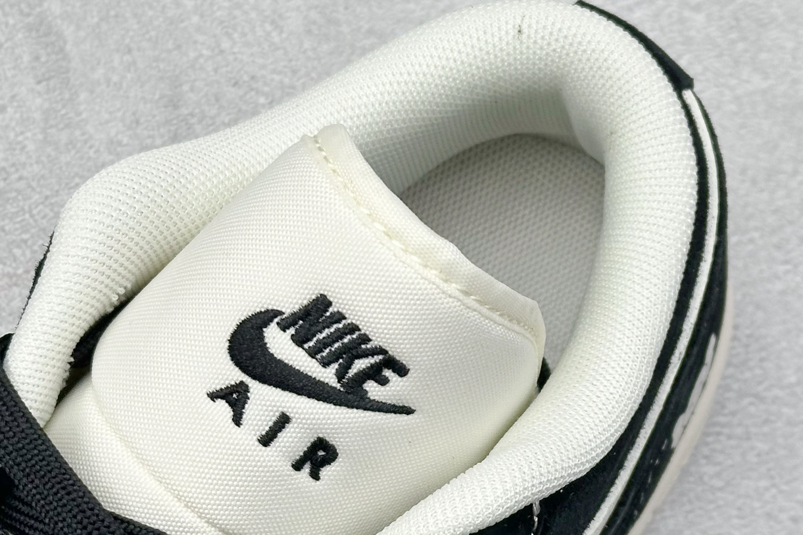 图片[8]-Air Jordan 1 Low AJ1 乔1 暴力熊联名-黑白米底 高端定制 低帮复古篮球鞋  #定制鞋盒 大厂纯原品质出货 超高清洁度 皮料切割干净无任何毛边 细节完美   货号：SJ9950-038 尺码：36 36.5 37.5 38 38.5 39 40 40.5 41 42 42.5 43 44 44.5 45-选品中心