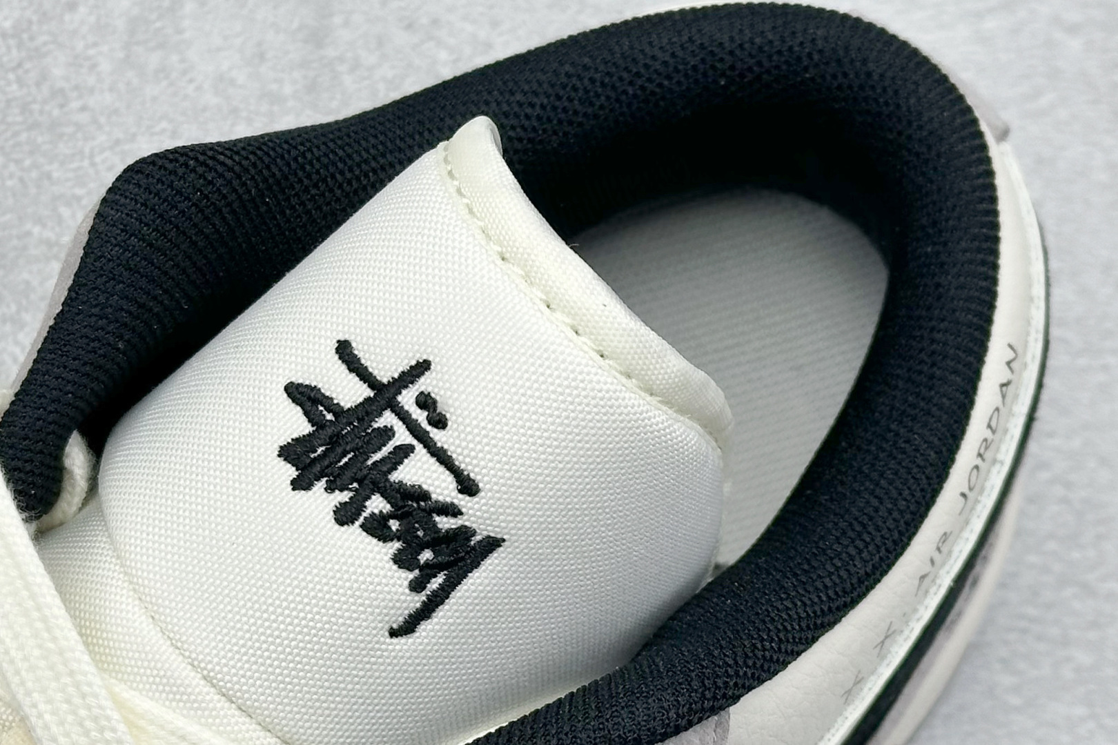 图片[8]-Air Jordan 1 Retro Low x Supreme x Stussy 米黑小钩 官方同步新色 原装级产物 拒绝公底 立体鞋型 细节完美 高清洁度 购置公司同步原材料 原汁原味 忠于原版 货号：SJ9950 034 尺码：36 36.5 37.5 38 38.5 39 40 40.5 41 42 42.5 43 44 44.5 45-选品中心