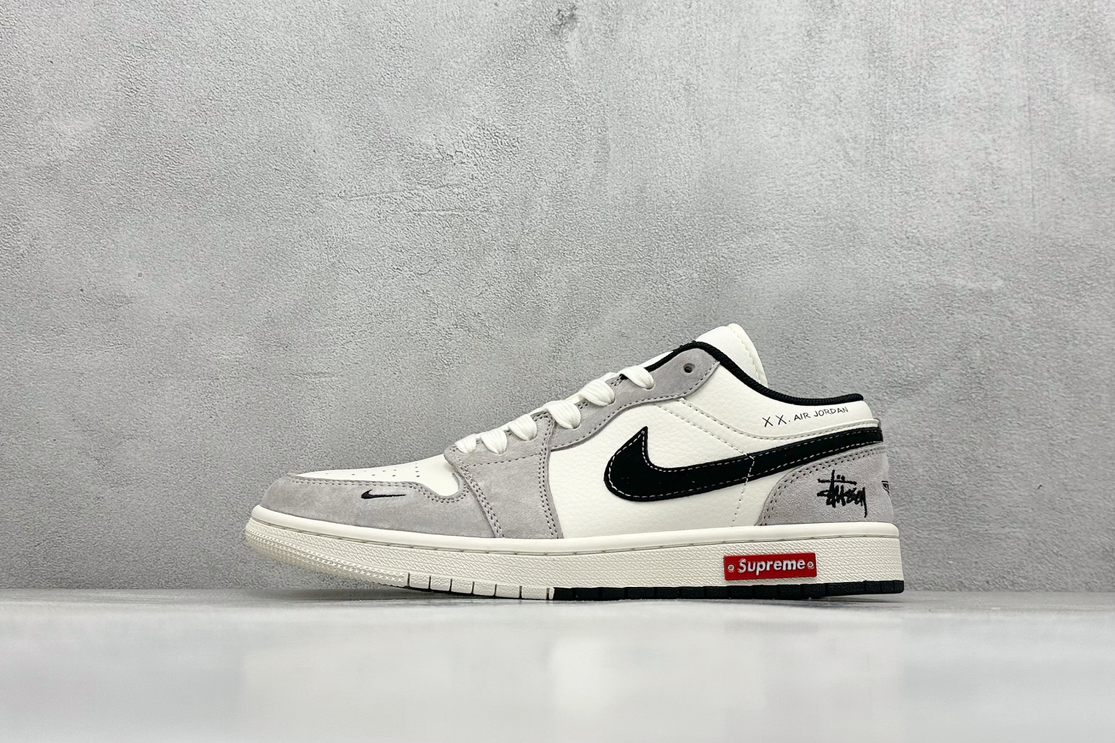 Air Jordan 1 Retro Low x Supreme x Stussy 米黑小钩 官方同步新色 原装级产物 拒绝公底 立体鞋型 细节完美 高清洁度 购置公司同步原材料 原汁原味 忠于原版 货号：SJ9950 034 尺码：36 36.5 37.5 38 38.5 39 40 40.5 41 42 42.5 43 44 44.5 45-选品中心