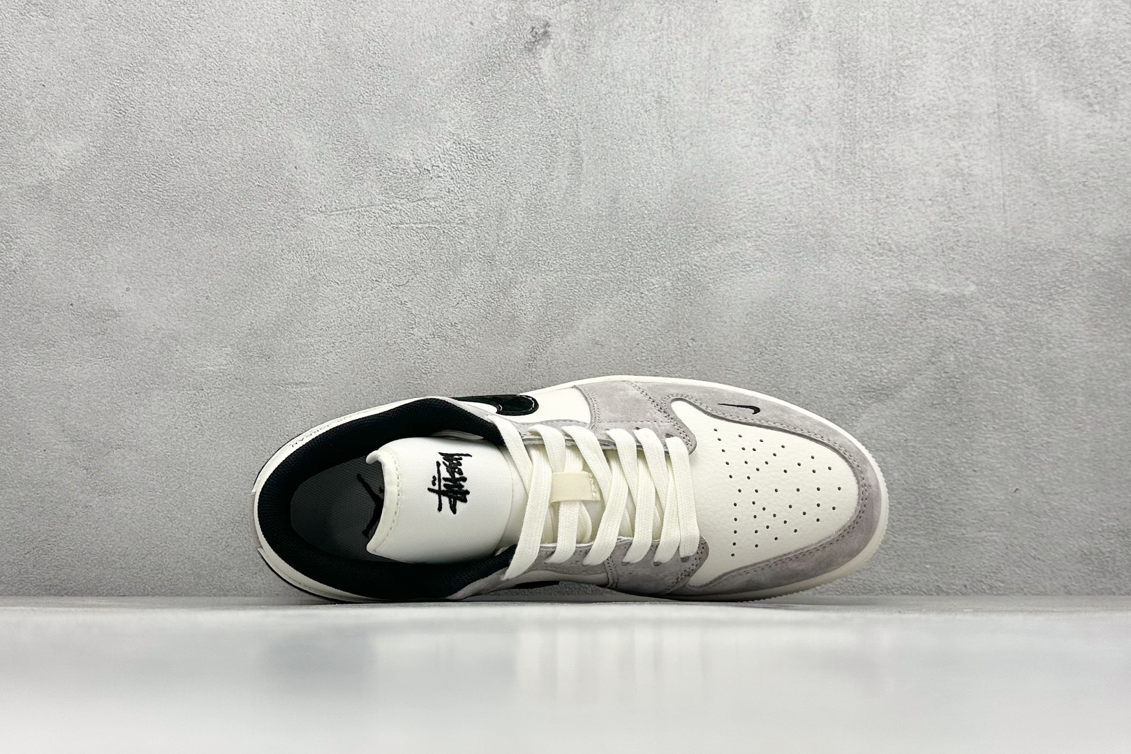 图片[3]-Air Jordan 1 Retro Low x Supreme x Stussy 米黑小钩 官方同步新色 原装级产物 拒绝公底 立体鞋型 细节完美 高清洁度 购置公司同步原材料 原汁原味 忠于原版 货号：SJ9950 034 尺码：36 36.5 37.5 38 38.5 39 40 40.5 41 42 42.5 43 44 44.5 45-选品中心