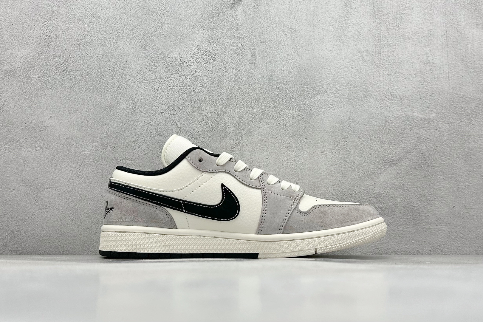 图片[2]-Air Jordan 1 Retro Low x Supreme x Stussy 米黑小钩 官方同步新色 原装级产物 拒绝公底 立体鞋型 细节完美 高清洁度 购置公司同步原材料 原汁原味 忠于原版 货号：SJ9950 034 尺码：36 36.5 37.5 38 38.5 39 40 40.5 41 42 42.5 43 44 44.5 45-选品中心