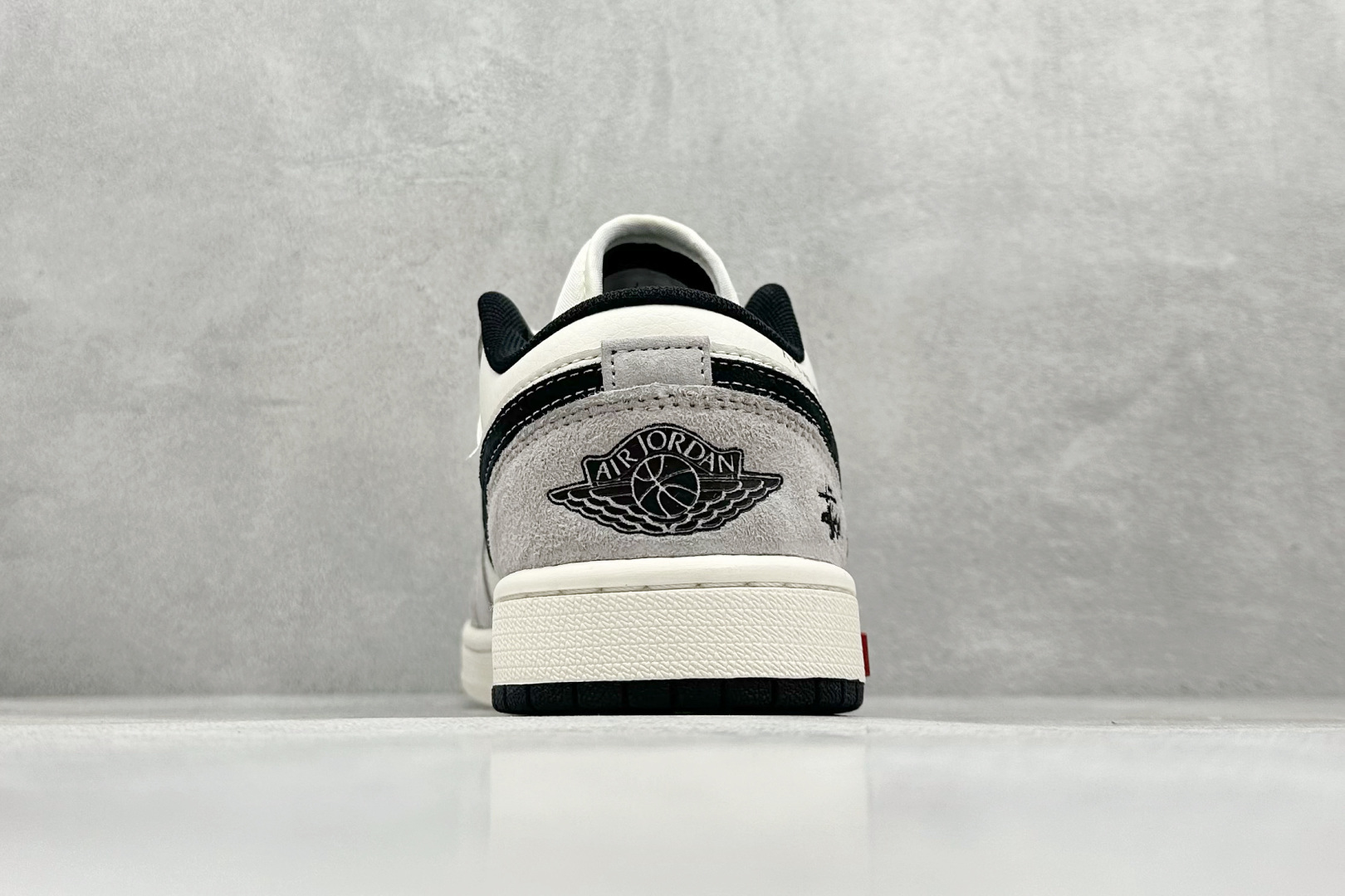 图片[6]-Air Jordan 1 Retro Low x Supreme x Stussy 米黑小钩 官方同步新色 原装级产物 拒绝公底 立体鞋型 细节完美 高清洁度 购置公司同步原材料 原汁原味 忠于原版 货号：SJ9950 034 尺码：36 36.5 37.5 38 38.5 39 40 40.5 41 42 42.5 43 44 44.5 45-选品中心