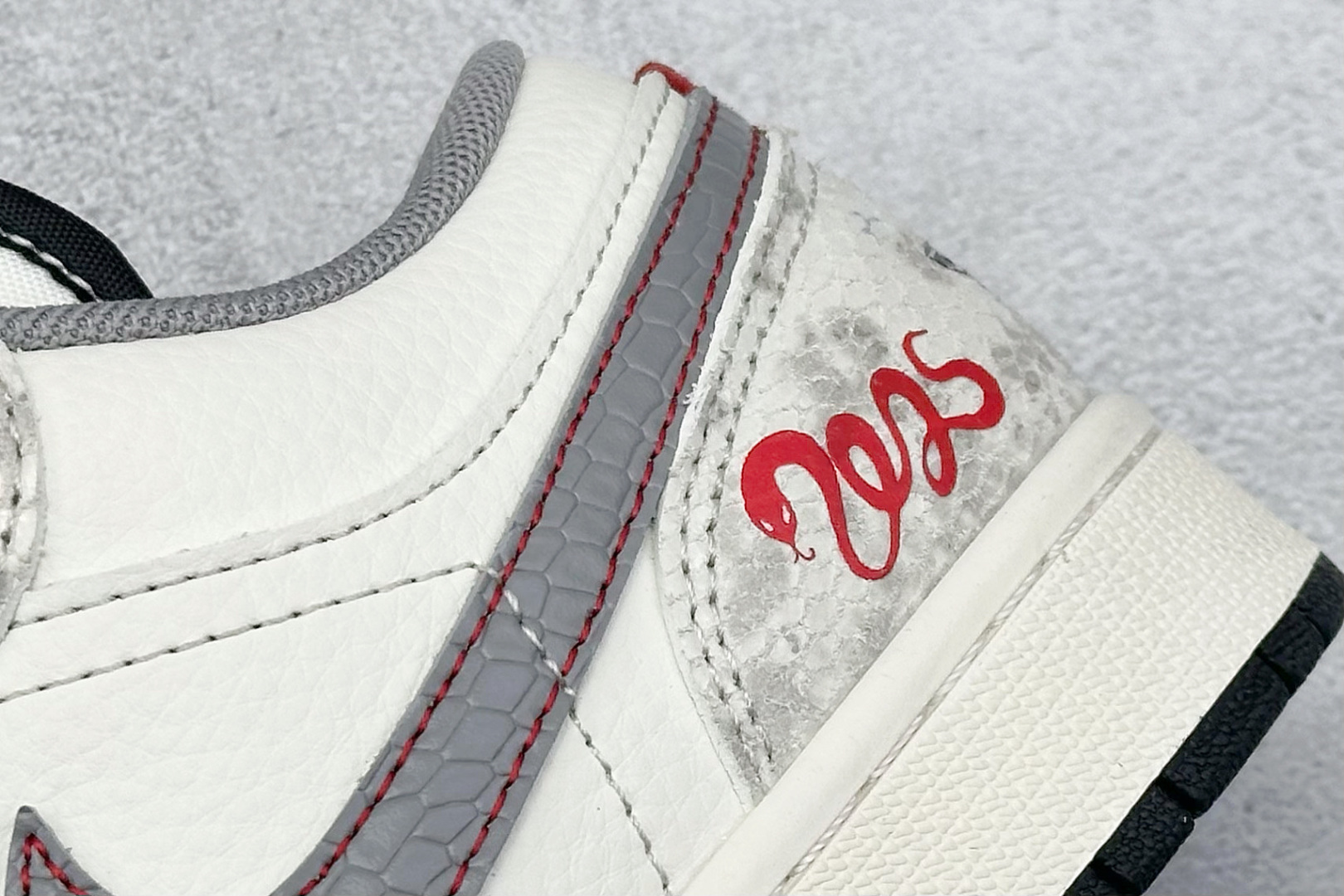 图片[9]-Air Jordan 1 Retro Low 蛇年限定 米白灰小钩 官方同步新色 原装级产物 拒绝公底 立体鞋型 细节完美 高清洁度 购置公司同步原材料 原汁原味 忠于原版 货号：SJ9950 054 尺码：36 36.5 37.5 38 38.5 39 40 40.5 41 42 42.5 43 44 44.5 45-选品中心