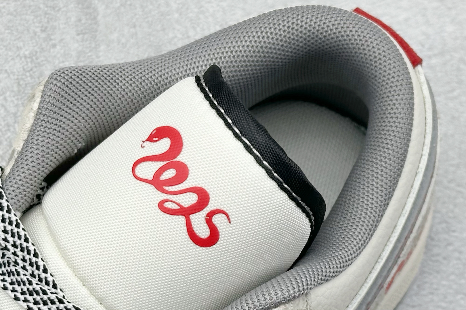 图片[8]-Air Jordan 1 Retro Low 蛇年限定 米白灰小钩 官方同步新色 原装级产物 拒绝公底 立体鞋型 细节完美 高清洁度 购置公司同步原材料 原汁原味 忠于原版 货号：SJ9950 054 尺码：36 36.5 37.5 38 38.5 39 40 40.5 41 42 42.5 43 44 44.5 45-选品中心