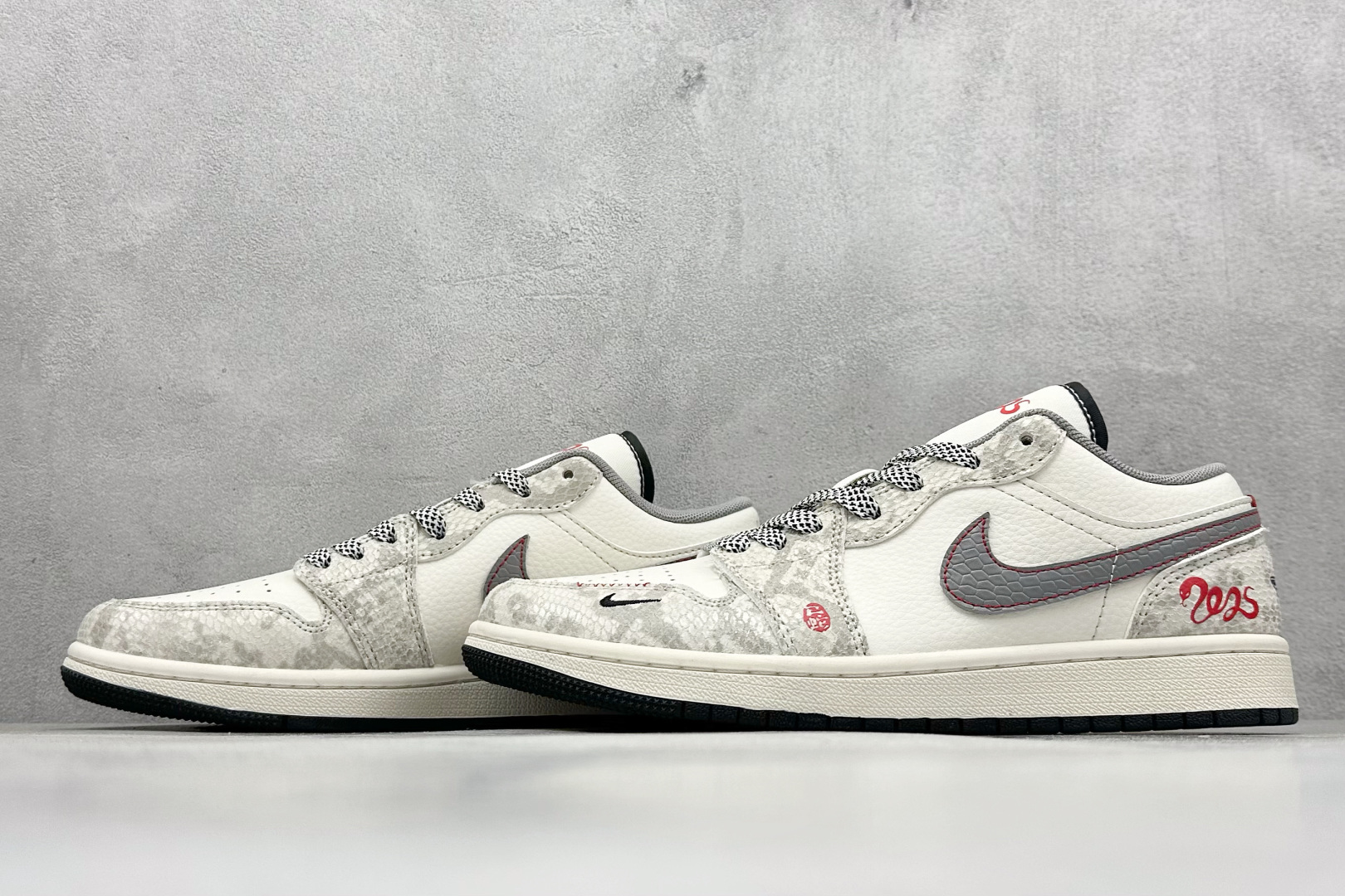 图片[5]-Air Jordan 1 Retro Low 蛇年限定 米白灰小钩 官方同步新色 原装级产物 拒绝公底 立体鞋型 细节完美 高清洁度 购置公司同步原材料 原汁原味 忠于原版 货号：SJ9950 054 尺码：36 36.5 37.5 38 38.5 39 40 40.5 41 42 42.5 43 44 44.5 45-选品中心