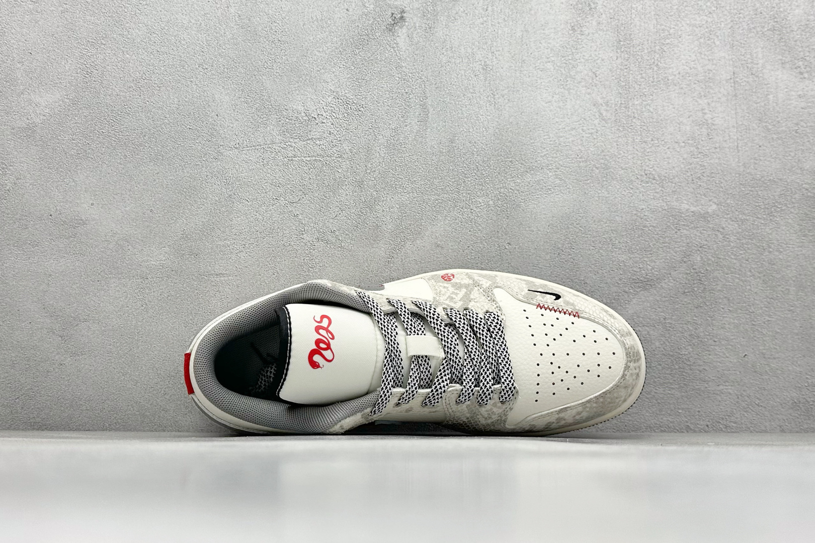 图片[3]-Air Jordan 1 Retro Low 蛇年限定 米白灰小钩 官方同步新色 原装级产物 拒绝公底 立体鞋型 细节完美 高清洁度 购置公司同步原材料 原汁原味 忠于原版 货号：SJ9950 054 尺码：36 36.5 37.5 38 38.5 39 40 40.5 41 42 42.5 43 44 44.5 45-选品中心