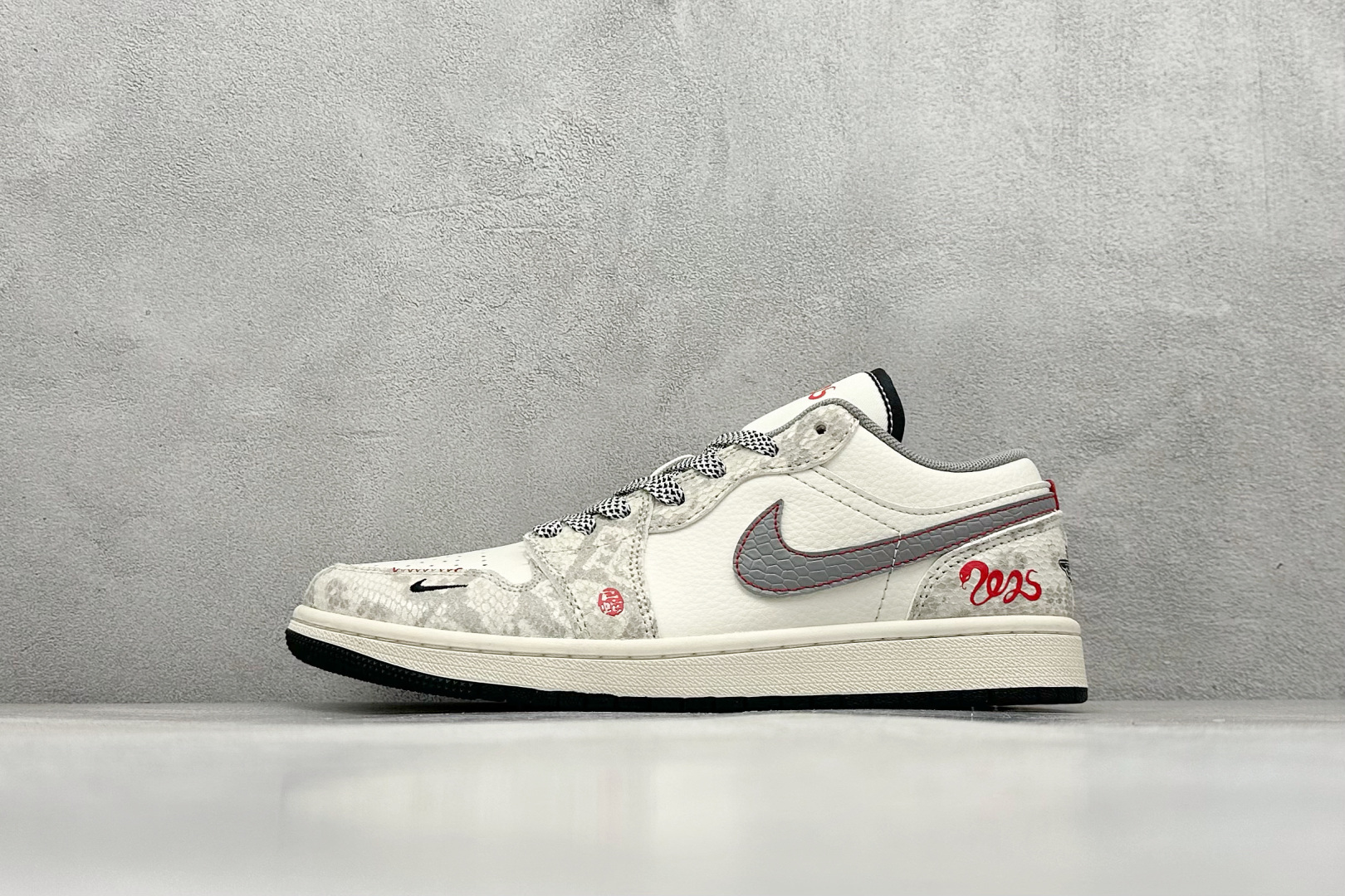 Air Jordan 1 Retro Low 蛇年限定 米白灰小钩 官方同步新色 原装级产物 拒绝公底 立体鞋型 细节完美 高清洁度 购置公司同步原材料 原汁原味 忠于原版 货号：SJ9950 054 尺码：36 36.5 37.5 38 38.5 39 40 40.5 41 42 42.5 43 44 44.5 45-选品中心