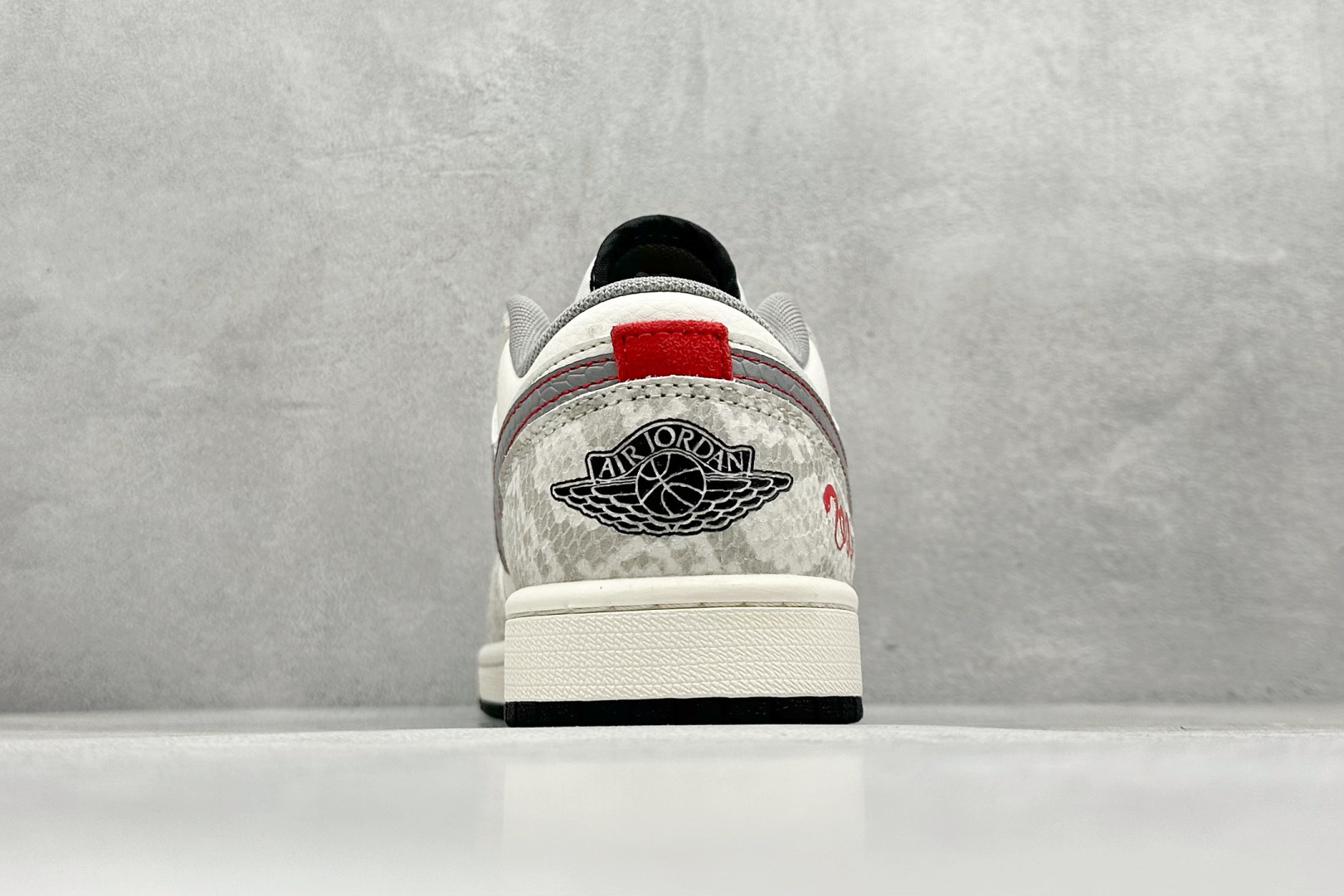 图片[6]-Air Jordan 1 Retro Low 蛇年限定 米白灰小钩 官方同步新色 原装级产物 拒绝公底 立体鞋型 细节完美 高清洁度 购置公司同步原材料 原汁原味 忠于原版 货号：SJ9950 054 尺码：36 36.5 37.5 38 38.5 39 40 40.5 41 42 42.5 43 44 44.5 45-选品中心