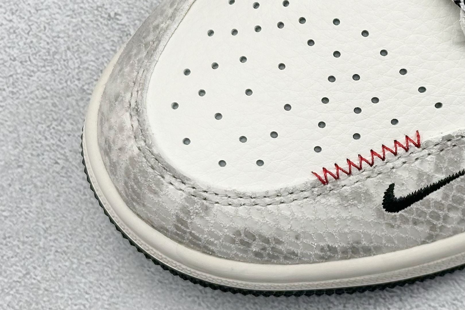 图片[7]-Air Jordan 1 Retro Low 蛇年限定 米白灰小钩 官方同步新色 原装级产物 拒绝公底 立体鞋型 细节完美 高清洁度 购置公司同步原材料 原汁原味 忠于原版 货号：SJ9950 054 尺码：36 36.5 37.5 38 38.5 39 40 40.5 41 42 42.5 43 44 44.5 45-选品中心