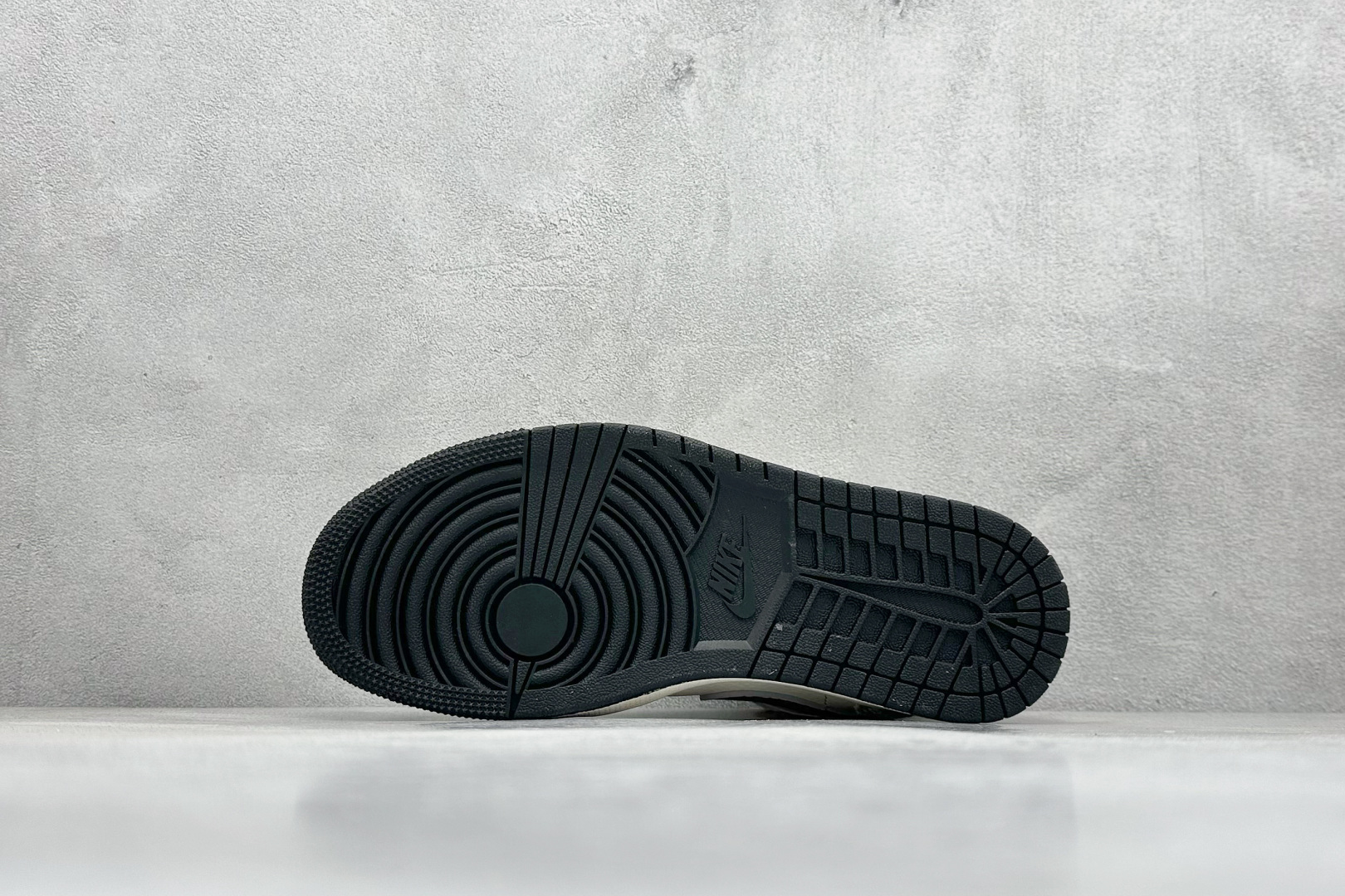 图片[4]-Air Jordan 1 Retro Low 蛇年限定 米白灰小钩 官方同步新色 原装级产物 拒绝公底 立体鞋型 细节完美 高清洁度 购置公司同步原材料 原汁原味 忠于原版 货号：SJ9950 054 尺码：36 36.5 37.5 38 38.5 39 40 40.5 41 42 42.5 43 44 44.5 45-选品中心