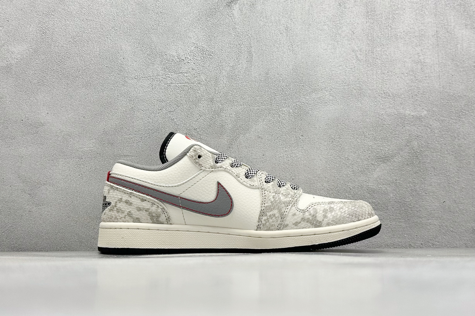 图片[2]-Air Jordan 1 Retro Low 蛇年限定 米白灰小钩 官方同步新色 原装级产物 拒绝公底 立体鞋型 细节完美 高清洁度 购置公司同步原材料 原汁原味 忠于原版 货号：SJ9950 054 尺码：36 36.5 37.5 38 38.5 39 40 40.5 41 42 42.5 43 44 44.5 45-选品中心