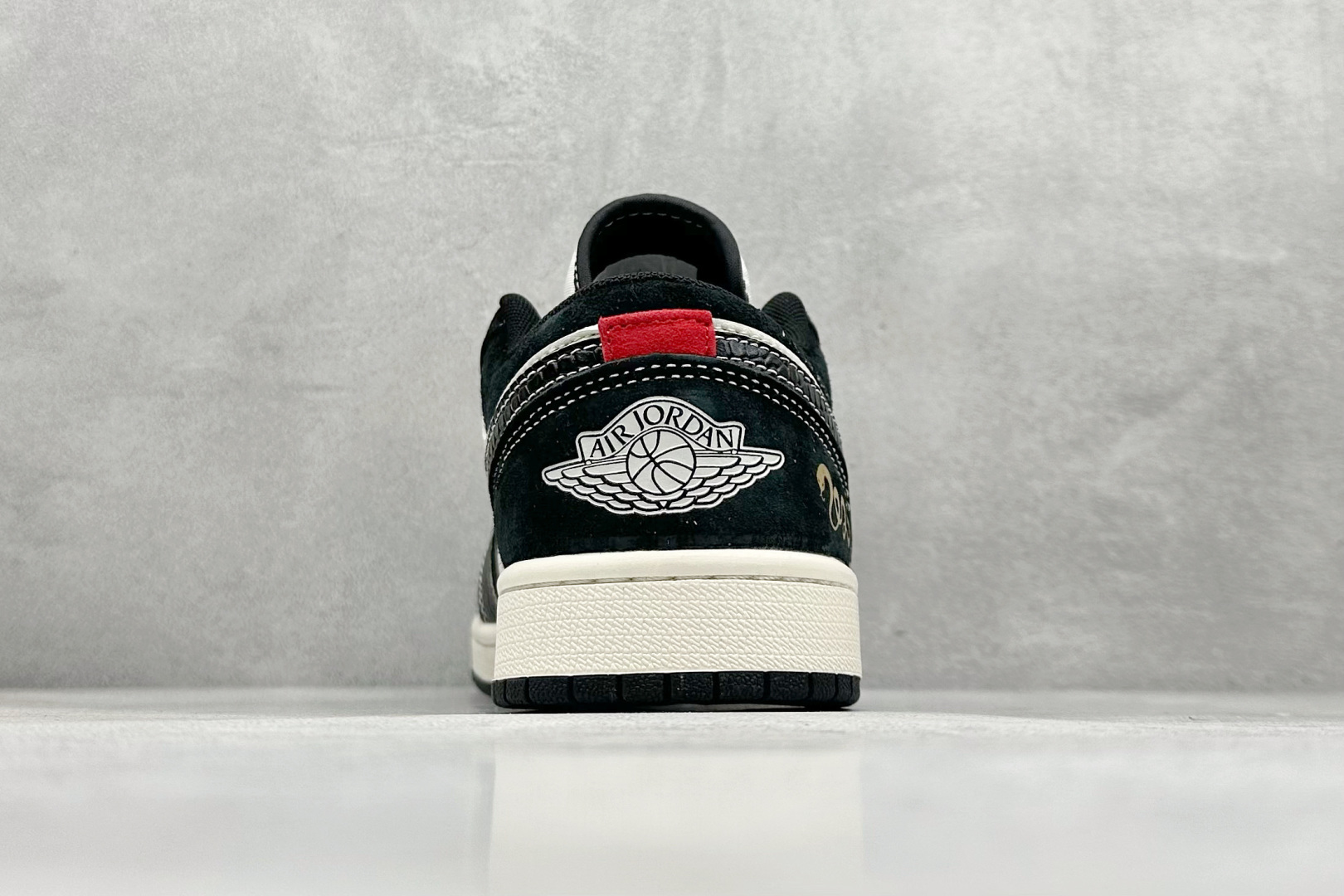 图片[6]-Air Jordan 1 Retro Low 蛇年限定 白黑小钩 官方同步新色 原装级产物 拒绝公底 立体鞋型 细节完美 高清洁度 购置公司同步原材料 原汁原味 忠于原版 货号：SJ9950 056 尺码：36 36.5 37.5 38 38.5 39 40 40.5 41 42 42.5 43 44 44.5 45-选品中心