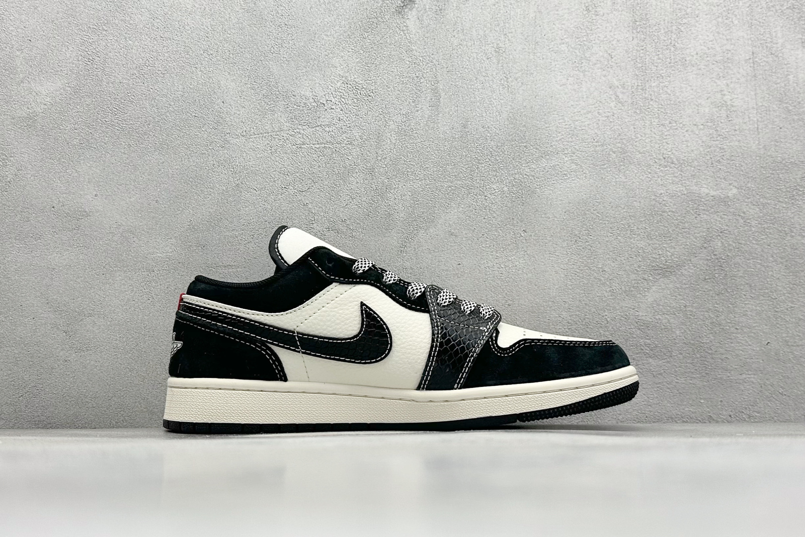 图片[2]-Air Jordan 1 Retro Low 蛇年限定 白黑小钩 官方同步新色 原装级产物 拒绝公底 立体鞋型 细节完美 高清洁度 购置公司同步原材料 原汁原味 忠于原版 货号：SJ9950 056 尺码：36 36.5 37.5 38 38.5 39 40 40.5 41 42 42.5 43 44 44.5 45-选品中心