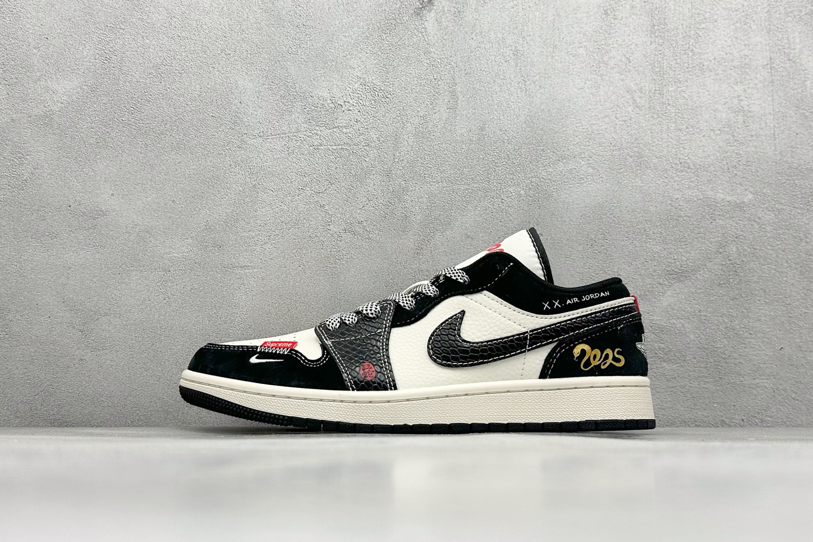 Air Jordan 1 Retro Low 蛇年限定 白黑小钩 官方同步新色 原装级产物 拒绝公底 立体鞋型 细节完美 高清洁度 购置公司同步原材料 原汁原味 忠于原版 货号：SJ9950 056 尺码：36 36.5 37.5 38 38.5 39 40 40.5 41 42 42.5 43 44 44.5 45-选品中心