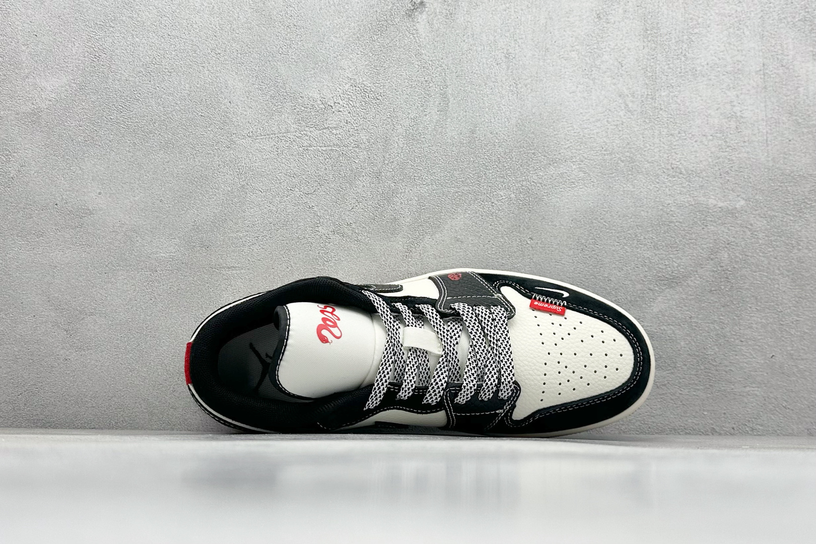 图片[3]-Air Jordan 1 Retro Low 蛇年限定 白黑小钩 官方同步新色 原装级产物 拒绝公底 立体鞋型 细节完美 高清洁度 购置公司同步原材料 原汁原味 忠于原版 货号：SJ9950 056 尺码：36 36.5 37.5 38 38.5 39 40 40.5 41 42 42.5 43 44 44.5 45-选品中心