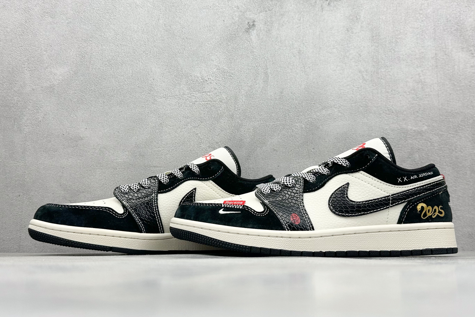 图片[5]-Air Jordan 1 Retro Low 蛇年限定 白黑小钩 官方同步新色 原装级产物 拒绝公底 立体鞋型 细节完美 高清洁度 购置公司同步原材料 原汁原味 忠于原版 货号：SJ9950 056 尺码：36 36.5 37.5 38 38.5 39 40 40.5 41 42 42.5 43 44 44.5 45-选品中心