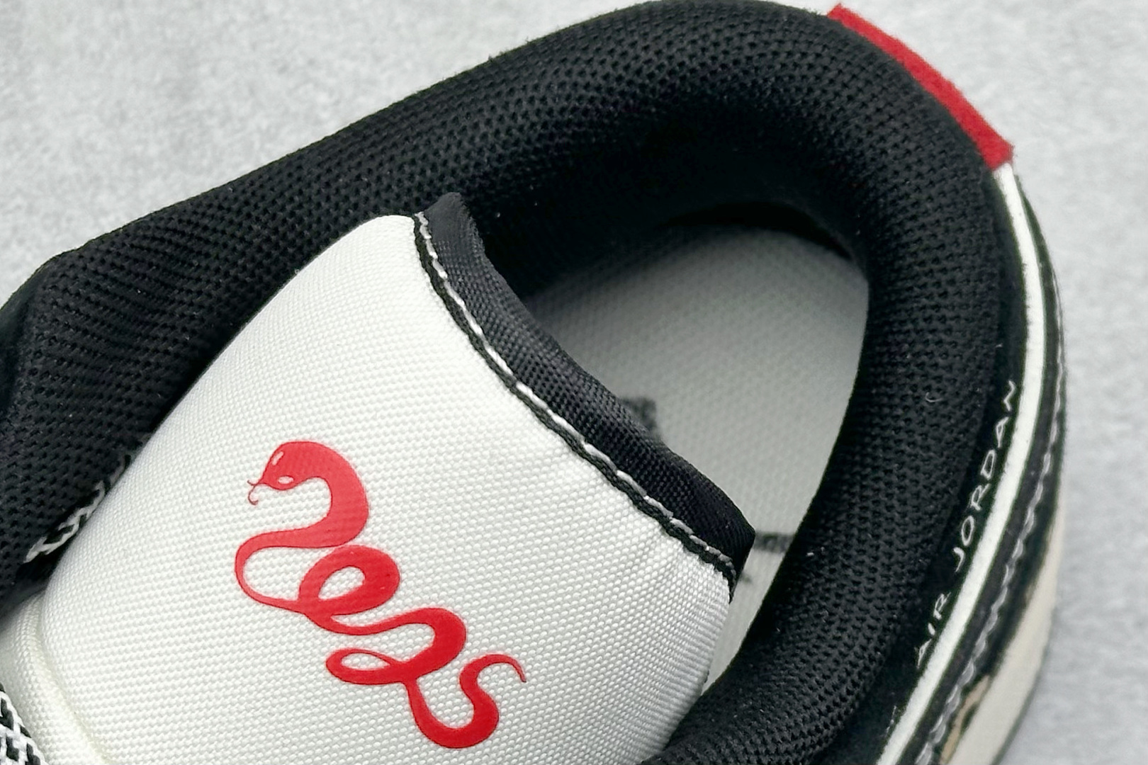 图片[8]-Air Jordan 1 Retro Low 蛇年限定 白黑小钩 官方同步新色 原装级产物 拒绝公底 立体鞋型 细节完美 高清洁度 购置公司同步原材料 原汁原味 忠于原版 货号：SJ9950 056 尺码：36 36.5 37.5 38 38.5 39 40 40.5 41 42 42.5 43 44 44.5 45-选品中心