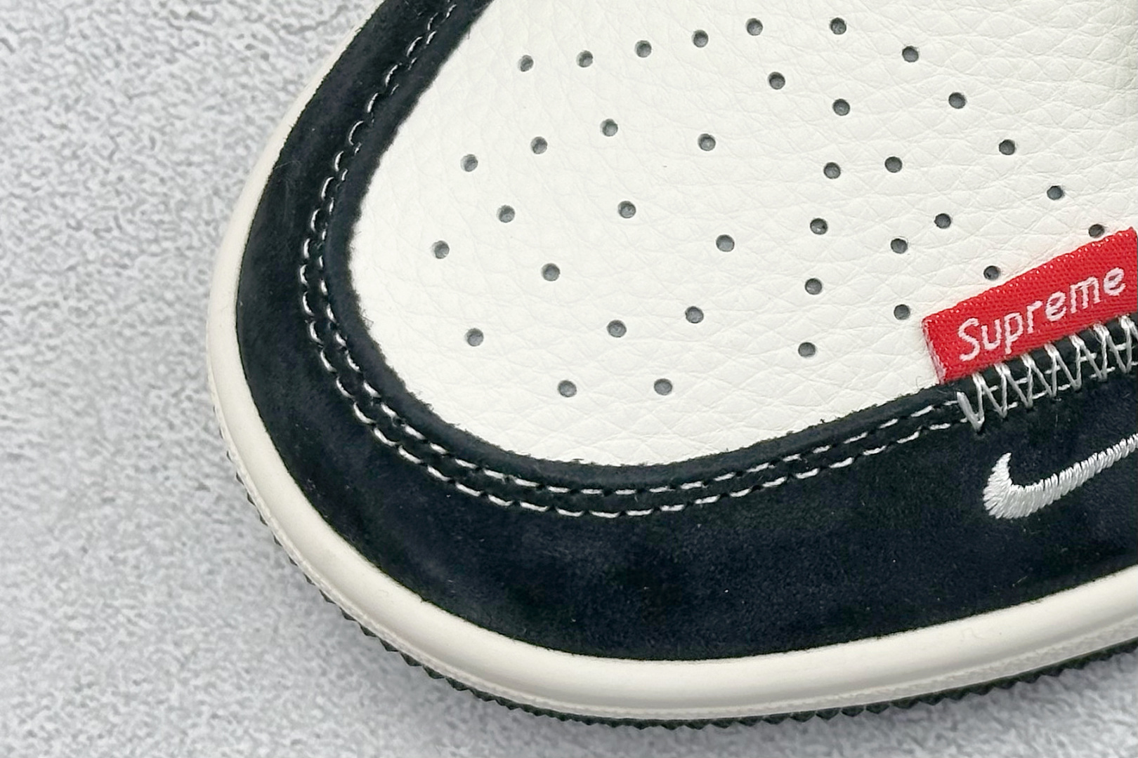 图片[7]-Air Jordan 1 Retro Low 蛇年限定 白黑小钩 官方同步新色 原装级产物 拒绝公底 立体鞋型 细节完美 高清洁度 购置公司同步原材料 原汁原味 忠于原版 货号：SJ9950 056 尺码：36 36.5 37.5 38 38.5 39 40 40.5 41 42 42.5 43 44 44.5 45-选品中心