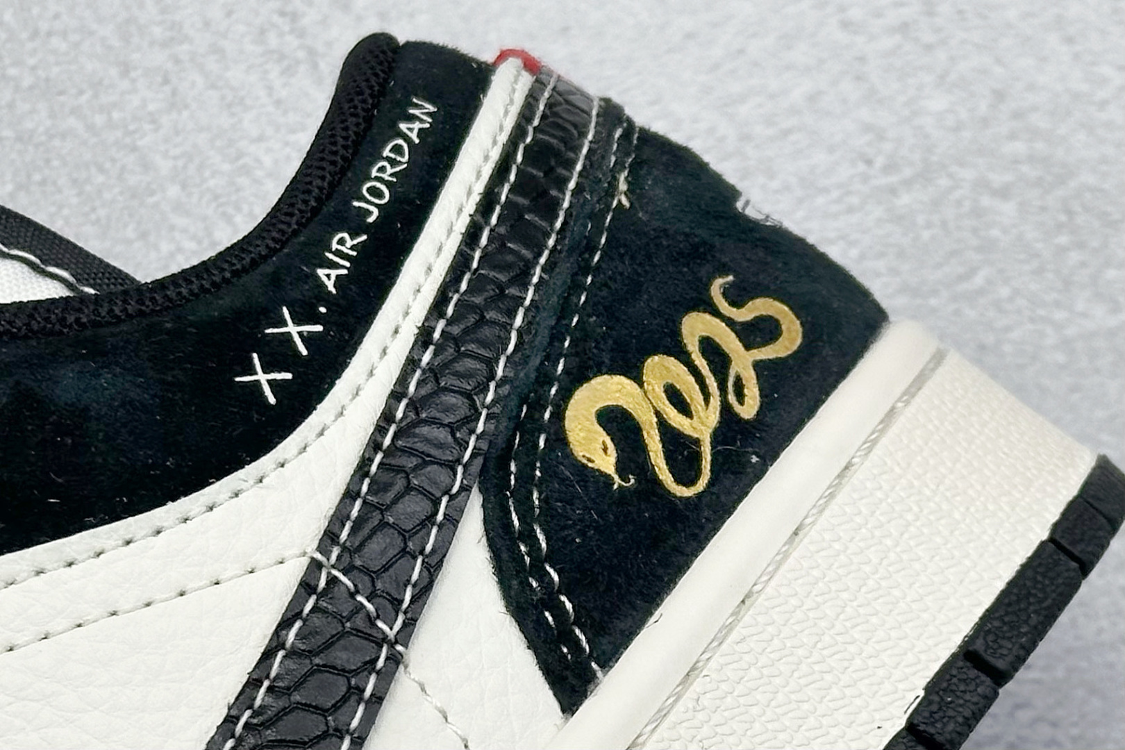 图片[9]-Air Jordan 1 Retro Low 蛇年限定 白黑小钩 官方同步新色 原装级产物 拒绝公底 立体鞋型 细节完美 高清洁度 购置公司同步原材料 原汁原味 忠于原版 货号：SJ9950 056 尺码：36 36.5 37.5 38 38.5 39 40 40.5 41 42 42.5 43 44 44.5 45-选品中心