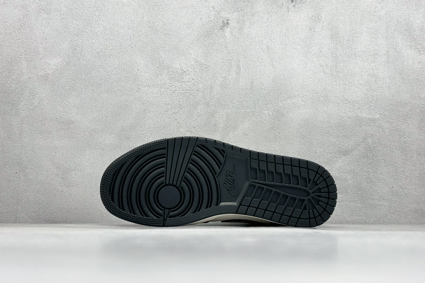 图片[4]-Air Jordan 1 Retro Low 蛇年限定 白黑小钩 官方同步新色 原装级产物 拒绝公底 立体鞋型 细节完美 高清洁度 购置公司同步原材料 原汁原味 忠于原版 货号：SJ9950 056 尺码：36 36.5 37.5 38 38.5 39 40 40.5 41 42 42.5 43 44 44.5 45-选品中心