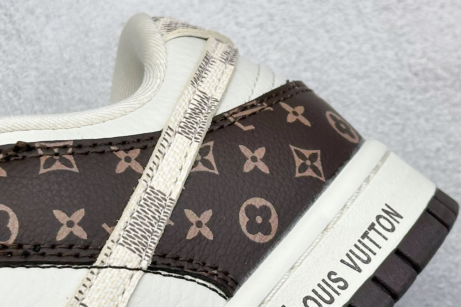 图片[9]-Nk SB Dunk Low LV联名-棋盘格棕白勾 周年高端定制 低帮休闲板鞋  #定制鞋盒 大厂纯原品质出货 超高清洁度 皮料切割干净无任何毛边 细节完美 货号： SJ2068-253  尺码：36 36.5 37.5 38 38.5 39 40 40.5 41 42 42.5 43 44 44.5 45-选品中心